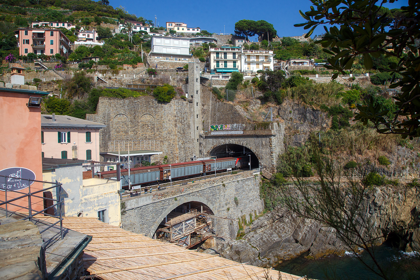 Ex FS, zweiachsige, großräumige Schiebewandwagen der Gattung Hbbillns, der Mercitalia Rail Srl, am 22.07.2022 im Zugverband bei der Zugdurchfahrt im Bahnhof Riomaggiore (Cinque Terre). 