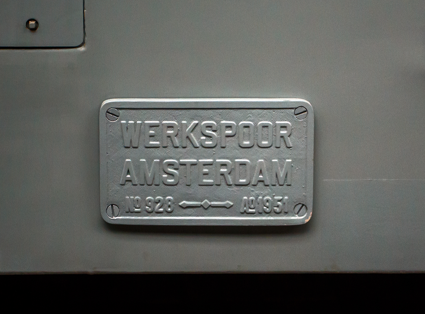 Fabrikschild an der Elektrolokomotive NS 1201 der NS-Baureihe 1200 am 24 Juni 2025 im Het Spoorwegmuseum (bis 2005 NSM - Nederlands Spoorwegmuseum / Niederländischen Eisenbahnmuseum) in Utrecht im ehemaligen Bahnhof Maliebaan.