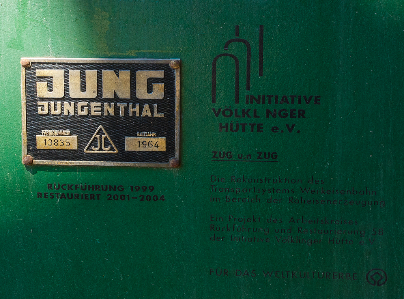 Fabrikschild der Normalspur-Dampflokomotive 46 der V�lklinger H�tte (ehem. R�chling'schen Eisen- und Stahlwerke GmbH in V�lklingen/Saar, ab 1982 ARBED-Saarstahl GmbH, ab 1986 Saarstahl V�lklingen GmbH), eine Jung Hochofenlok niedriger Bauart (Fabriknummer 13835 / Baujahr 1964), hier am 01 Juli 2025 am Gel�nde V�lklinger H�tte als Denkmal. Heutiger Eigent�mer ist die Initiative V�lklinger H�tte e.V..