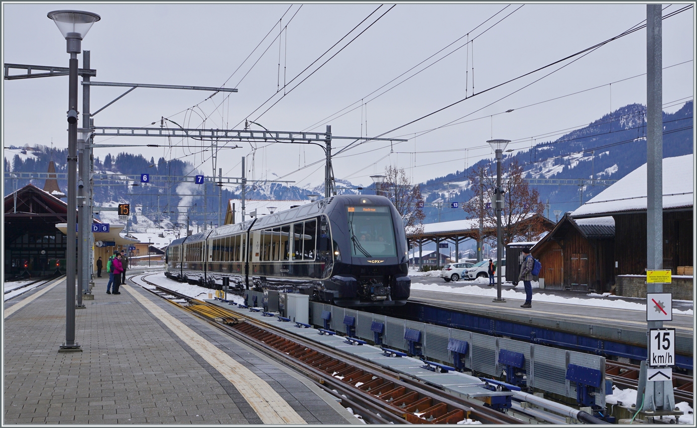 Faszination Spurwechsel: Der GPX Steuerwagen an der Spitze f�rht durch die Umspuranlage, wo es eigentlich kaum was zu sehen gibt. Praktisch ger�uschlos werden Drehgestelle des Zuges entriegelt, umgespurt und wieder verrigelt. 
Ein Detail am Rande sei hier noch erw�hnt: links im Bild verbietet ein Signal die Einfahrt von Zahnradfahrzeugen. 

15. Dezember 2022