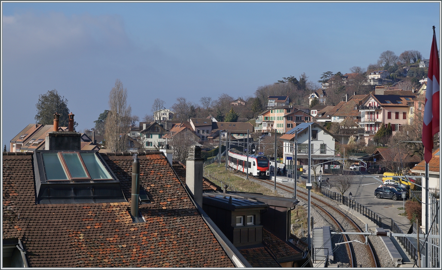  Fernverkehr  auf der Train de Vignes Strecke: der für den Fernverkehr beschaffte SBB Flirt3 RABe 523 503  Mouette  (RABe 94 85 0 523 503-6 CH-SBB) ist als S7 auf der Train de Vignes Strecke zwischen Puidoux und Vevey unterwegs und erreicht gerade den Bahnhof von Chexbrex.

11. Februar 2023