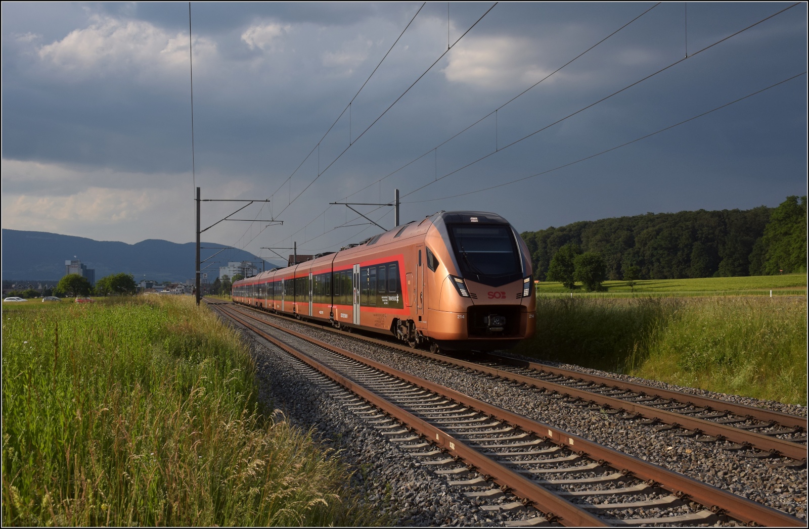 Fernverkehrstag auf der Altstrecke.

Via Burgdorf gibt es zumeist nur noch Güterverkehr, Nahverkehr und überregionale Züge nach Bern. Das Flirtpärchen RABe 526 114/214 der SOB ist seit nicht allzulanger Zeit für Letzteres zuständig. Bettenhausen, Juni 2023.