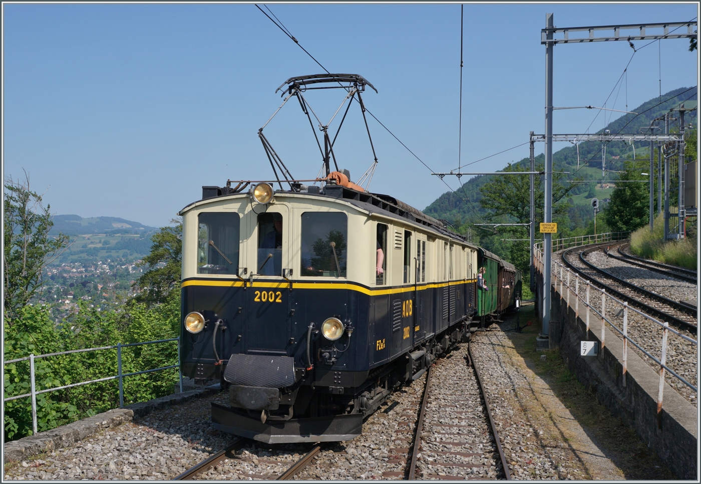 Festival Suisse de la vapeur / Schweizer Dampffestival 2023 der Blonay-Chamby Bahn: Auch wenn sie weder dampft noch raucht, war auch der herrliche MOB DZe 6/6 2002 resp. FZe 6/6 2002 zu erleben, hier in Chamby bei der Ankunft von Blonay. 

29. Mai 2023