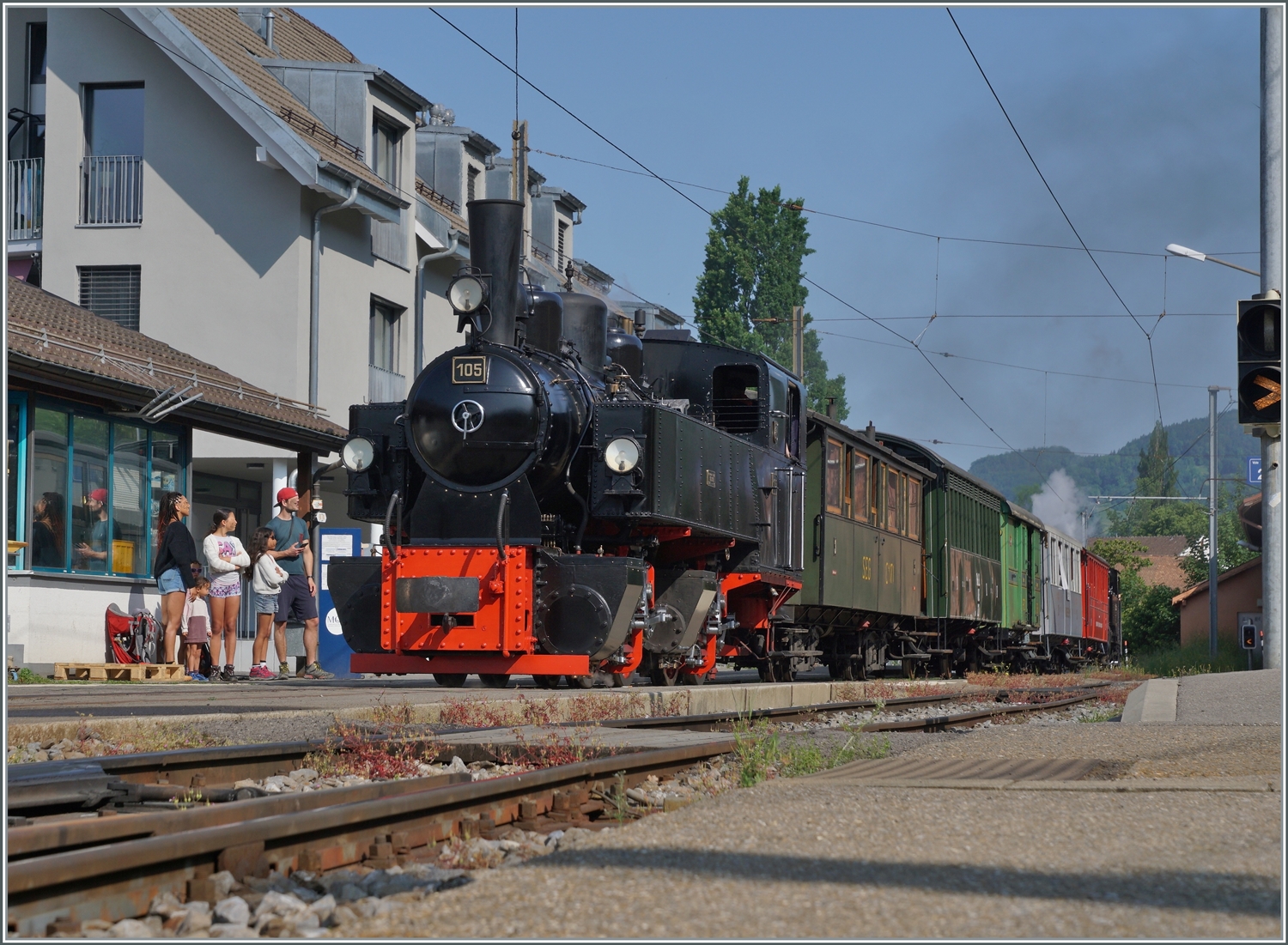 Festival Suisse de la vapeur / Schweizer Dampffestival 2023 der Blonay-Chamby Bahn: Die G 2x 2/2 105 dampft am Schluss des Dampfzuges nach Vevey kurz vor der Abfahrt in Blonay.

29. Mai 2023 