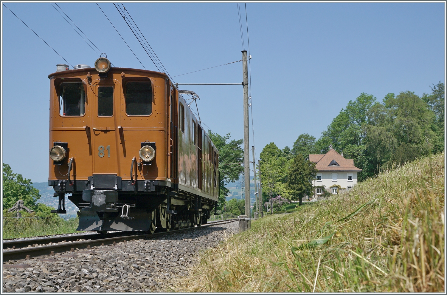 Festival Suisse de la vapeur / Schweizer Dampffestival 2023 der Blonay-Chamby Bahn: Ein Froschblick auf die Bernina Bahn RhB Ge 4/4 81 der Blonay Chamby Bahn. Die Lok steht vor dem Einfahrsignal von Chaulin und wartet auf die Weiterfahrt. (Ansonsten ein Bild dieser Art nicht möglich gewesen wäre).

29. Mai 2023