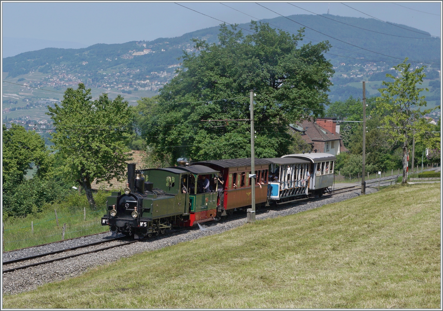 Festival Suisse de la vapeur / Schweizer Dampffestival 2023 der Blonay-Chamby Bahn: Auch wenn wenig passend dampfen die LEB G 3/3 N° 5 und die G 2/2 N° 4  Rimini  der Blonay-Chamby Bahn mit einem bunten Zug bei Chaulin Bergwärts nach Chamby.

29. Mai 2023
  