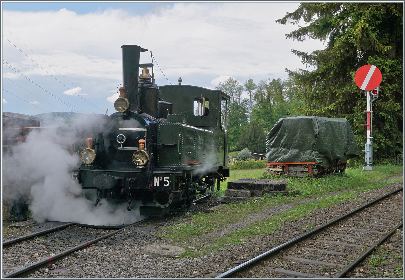 Festival Suisse de la vapeur 2024 / Schweizer Dampffestival 2024 der Blonay-Chamby Bahn - In der Lokbehandlung von Chaulin dampft die LEB G 3/3  N° 5 der Blonay-Chamby Bahn herrlich vor sich hin. 

19. Mai 2024