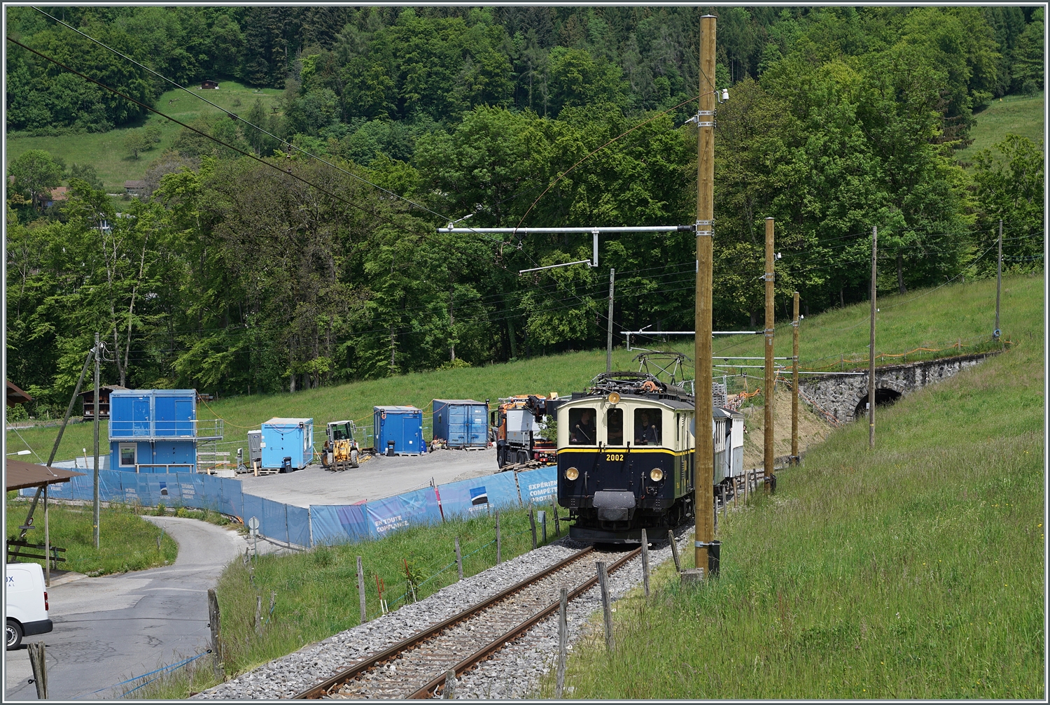Festival Suisse de la vapeur 2024 / Schweizer Dampffestival 2024 der Blonay-Chamby Bahn - Ein Blick auf die neuen Holzmasten auf dem Streckenabschnitt von Cornaux bis zum Baye de Clarens Tunnel sowie den Bauplatz für die Restauration des Baye de Clarens Viadukts. Somit ist der schön restaurierte MOB FZe 6/6 2002 der Blonay - Chamby Bahn mit seinem Reisezug nach Chaulin fast nur noch  Dekoration  dieses Bildes.

20. Mai 2024