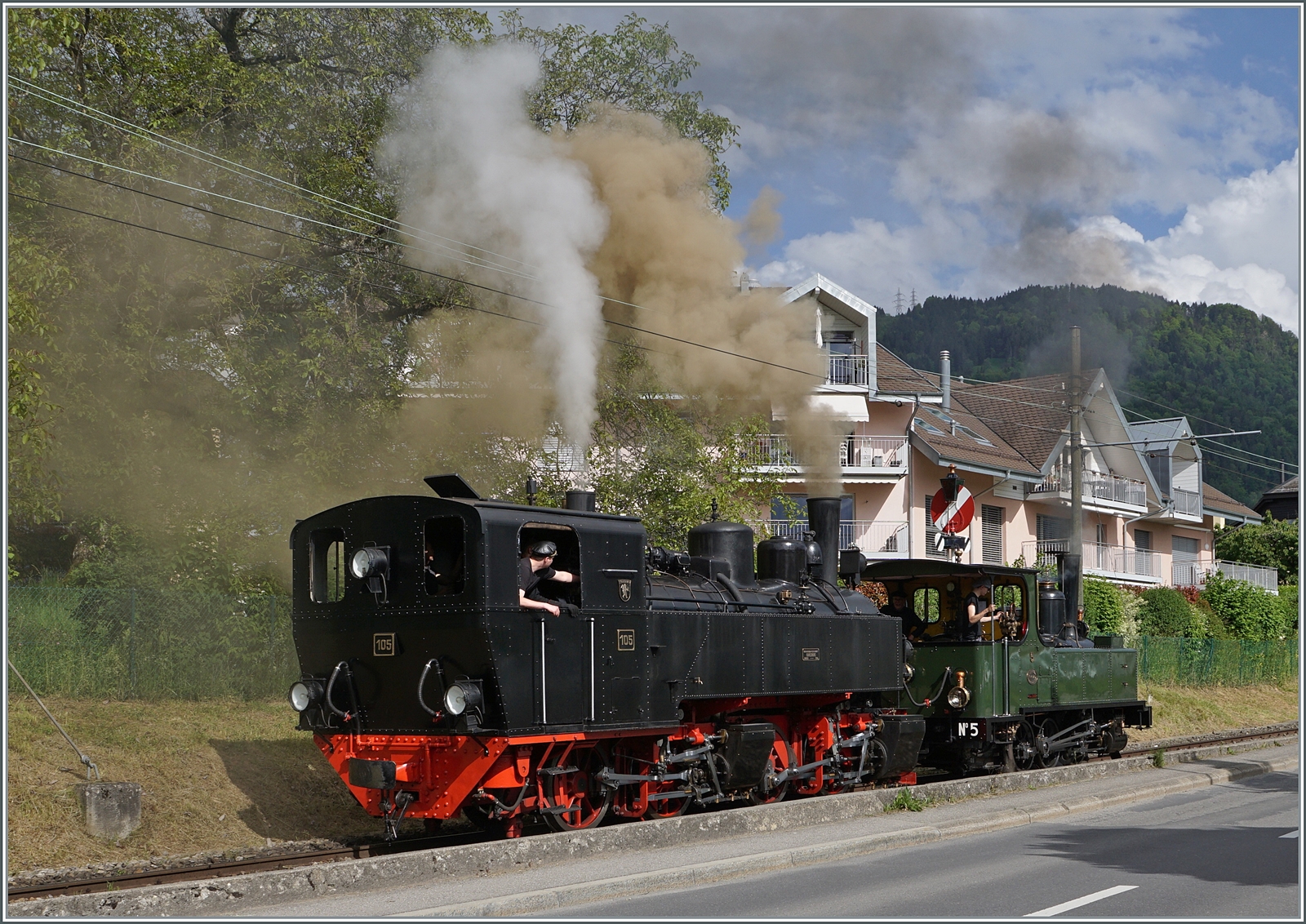 Festival Suisse de la vapeur (Schweizer Dampffestival 2024)

Für die Doppeltraktion des 17:10 Zugs ab Blonay nach Chamby werden in Blonay die beiden Blonay-Chamby Bahn Dampfloks SEG G 2x 2/2 105 und LEB G 3/3 zusammengekuppelt und rangieren gemeinsam zu ihrem Zug.

19. Mai 2024