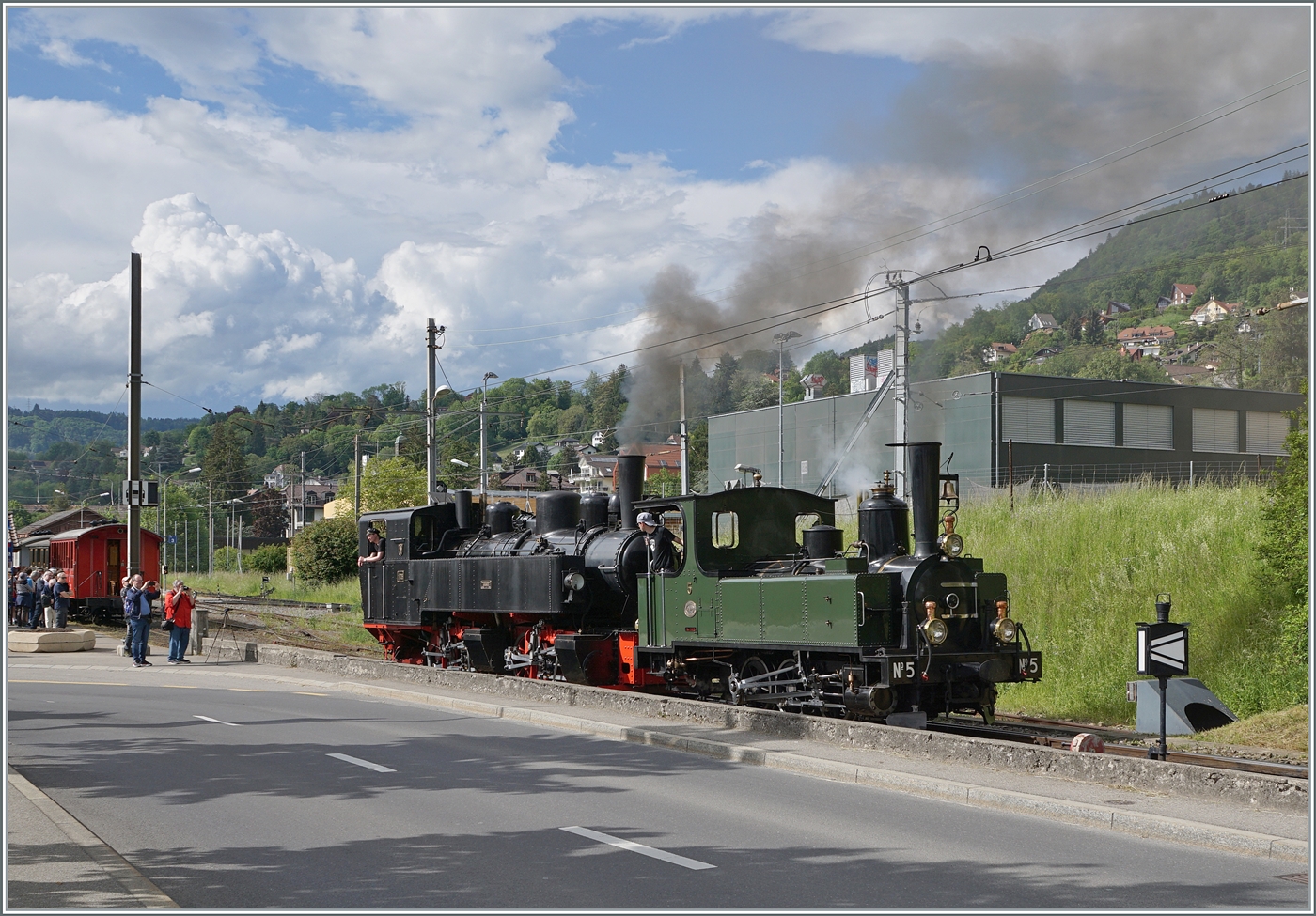 Festival Suisse de la vapeur 2024 / Schweizer Dampffestival 2024 der Blonay-Chamby Bahn - 
Für die Bespannung der 17:10 Zugs von Blonay nach Chaulin in Doppeltraktion rangieren die beiden Blonay-Chamby Dampfloks LEB G 3/3 5 und SEG  G 2x 2/2 105 in Blonay. 

19. Mai 2024