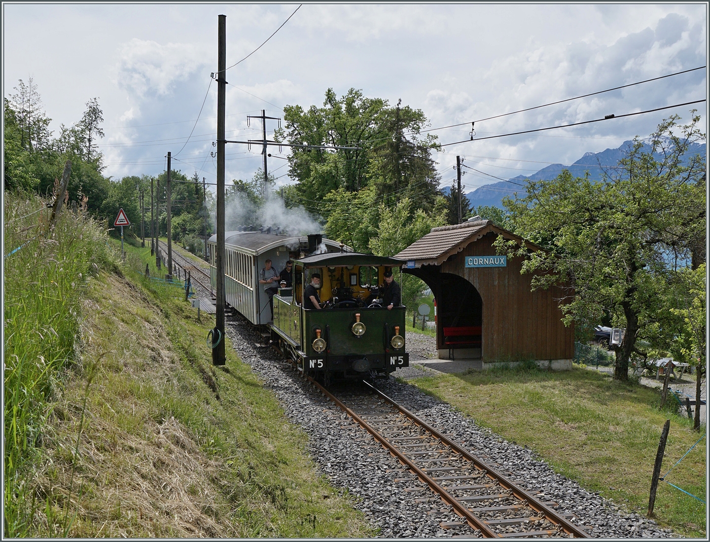 Festival Suisse de la vapeur 2024 / Schweizer Dampffestival 2024 der Blonay-Chamby Bahn - 
Neue Gleise, neue Fahrleitungsmaste und eine kleine Dampflok aus dem Jahre 1890: Die Blonay-Chamby Bahn Dampflokomotiven LEB G 3/3 N° 5 ist bei Cornaux auf dem Weg nach Blonay.

19. Mai 2024 