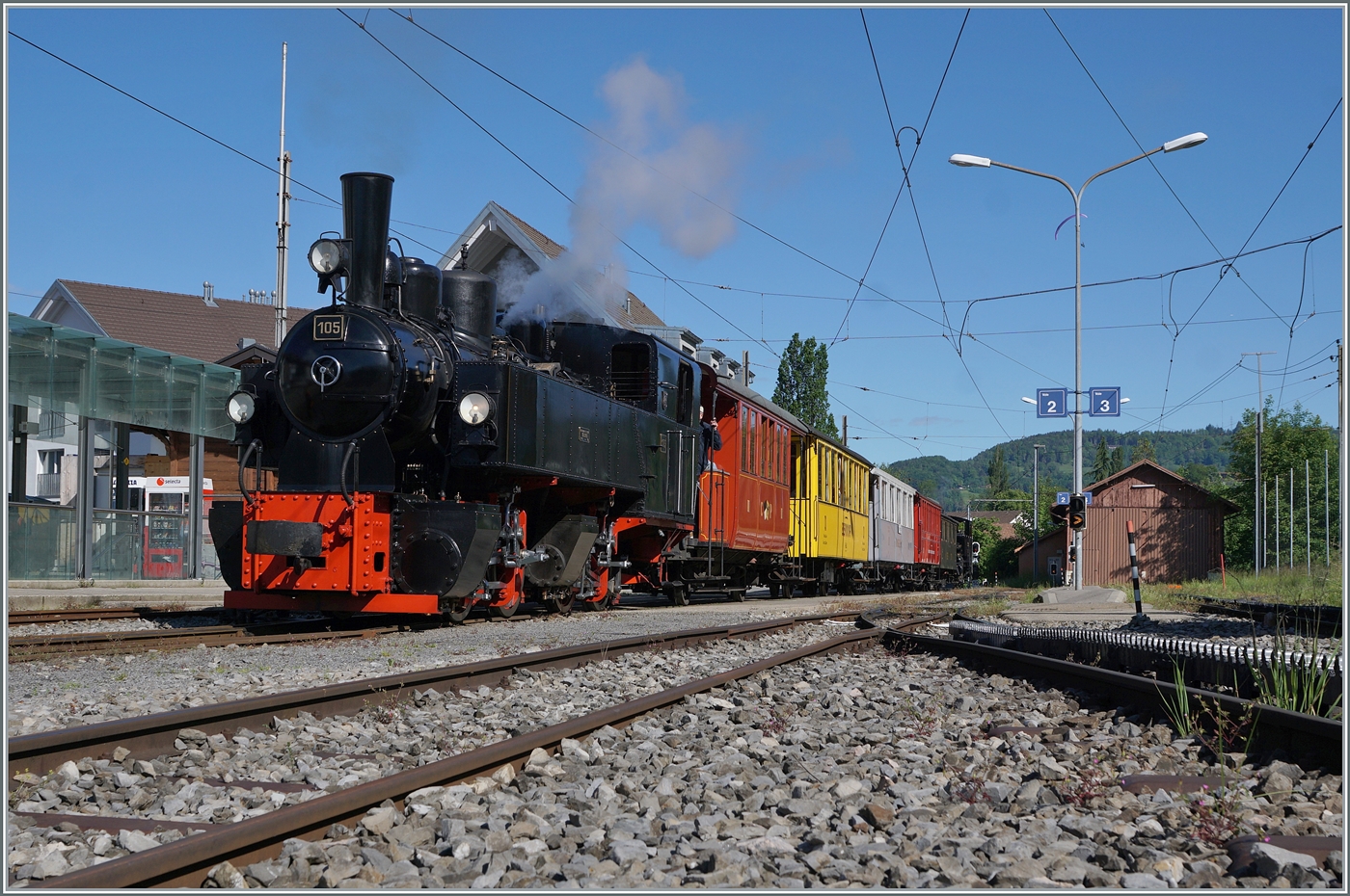 Festival Suisse de la vapeur 2024 / Schweizer Dampffestival 2024 der Blonay-Chamby Bahn - Die beiden Blonay-Chamby Bahn Dampflokomotiven BFD HG 3/4 N° 3 an der Zugsspitze und die SEG G 2x 2/2 105 am Zugschluss warten in Blonay mit ihrem Extrazug nach Vevey auf die Abfahrt.

19. Mai 2024 