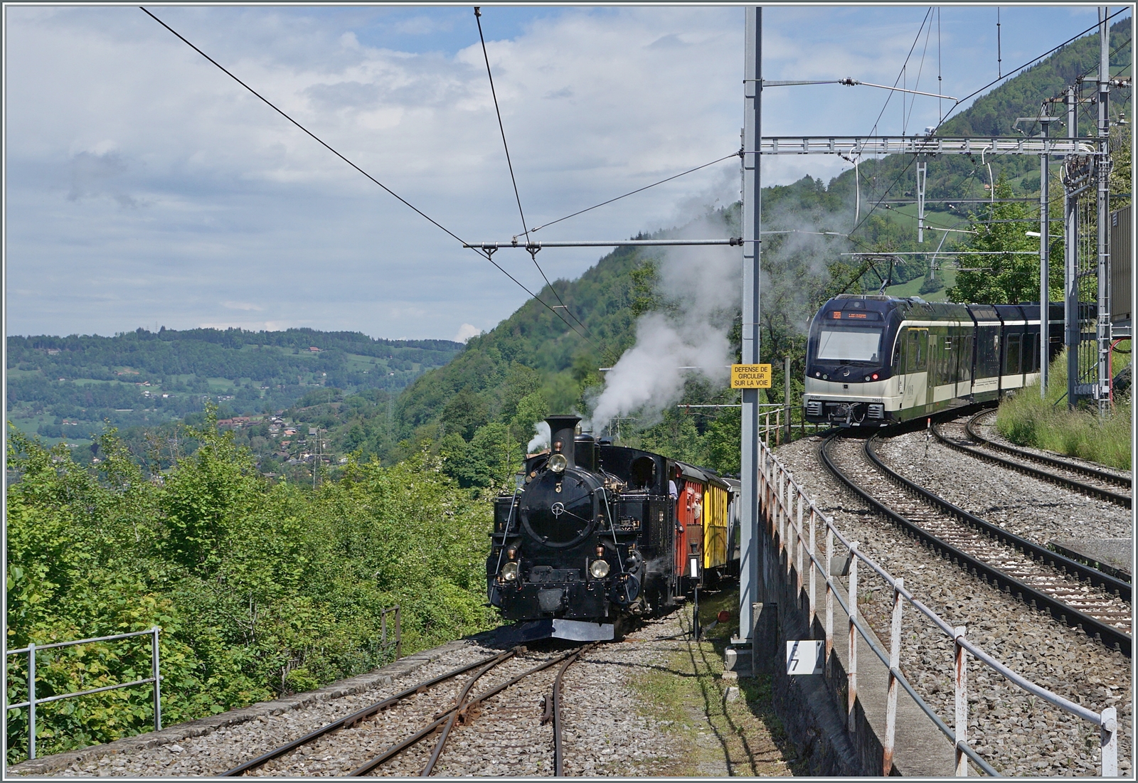Festival Suisse de la vapeur (Schweizer Dampffestival 2024) - Leider ist auch dies Bild einer Paralleleinfahrt nicht ganz richtig, denn der CEV MVR ABeh 2/6 7503  Blnay-Chamby  verlässt Chamby, während die BFD HG 3/4 N°3 der Blonay-Chamby Bahn mit ihrem Zug in Chamby ankommt. 

20. Mai 2024