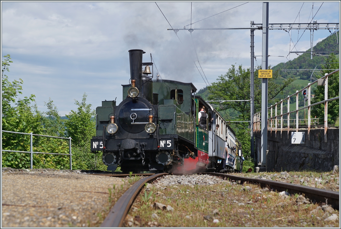Festival Suisse de la vapeur 2024 / Schweizer Dampffestival 2024 der Blonay-Chamby Bahn - das Gespann LEC 3/3 N-° 5 und G 2/2 N° 4  Rimini  schafften es schlussendlich nicht, ganz, bis in den Bahnhof von Chamby zu fahren; scheinbar ging ihnen in der langen Steigung von Blonay her die Puste aus. Dies war jedoch kein Problem und in nahen Chaulin konnten die Loks wieder mit Wasser und Kohle versorgt werden. 

20. Mai 2024