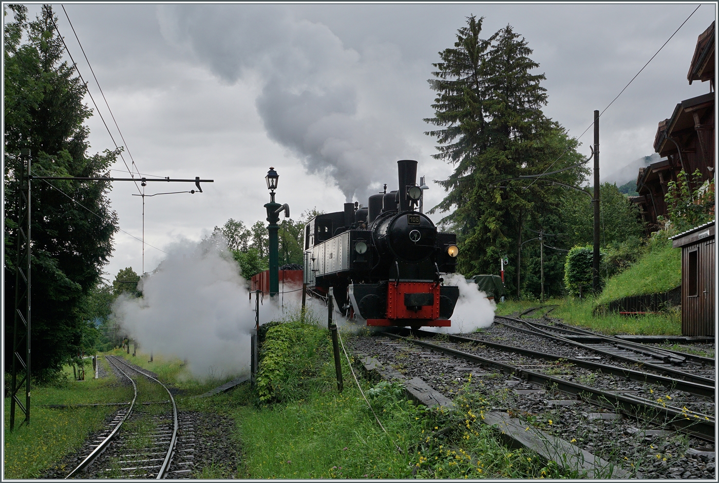 Frisch bekohlt und mit Wasser versorgt dampft die SEG G 2x 2/2 105 der Blonay-Chamby Bahn von der Lokbehandlung zurück in den Museumsbahnhof Chaulin

22. Juni 2024 