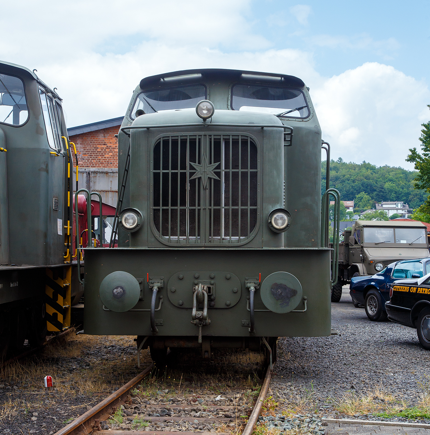 Frontal die dreiachsige dieselhydraulische Henschel DH 360 ehem. der Bundeswehr ausgestellt am 03.07.2023 beim Lokschuppen vom Erlebnisbahnhof Westerwald der Westerwälder Eisenbahnfreunde 44 508 e. V. in Westerburg, hier war Lokschuppen-/Sommerfest.