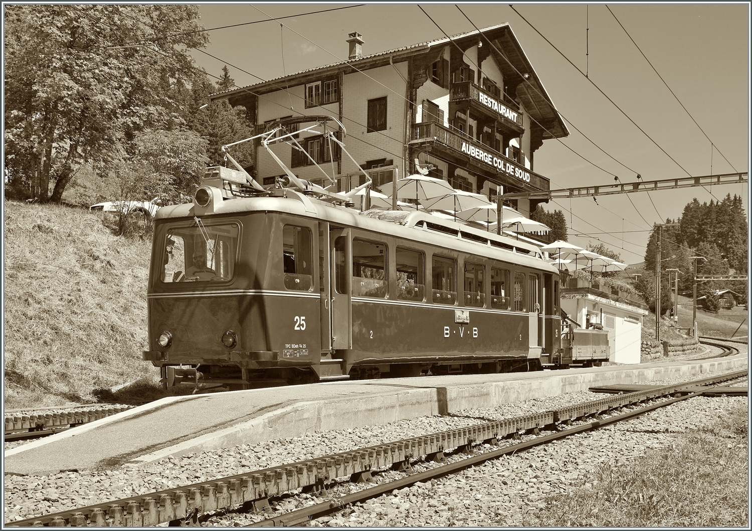Früher, als man noch S/W fotografierte...
zum 125 Jubiläum der BVB steht der TPC BVB BDeh 2/4 25 in Col du Soud. 

19. Aug. 2023