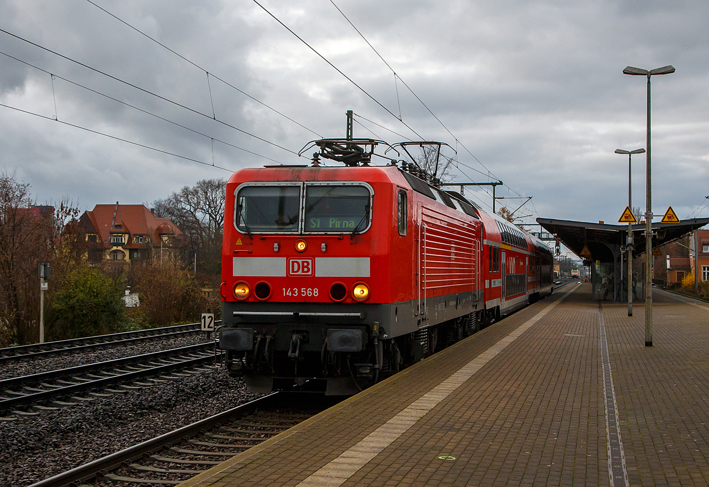 Früher war sie an Rhein und Mosel unterwegs, wo ich sie selbst schon ablichten konnte, nun ist sie an der Elbe....
Die 143 568-4 (91 80 6143 568-4 D-DB) der DB Regio AG Südost (S-Bahn Dresden) fährt am 07.12.2022 mit einem kurzen DoSto-Zug (2 Wagen) als S1 von Dresden-Strehlen weiter in Richtung Pirna. 

Die Lok wurde 1990 bei LEW (Lokomotivbau Elektrotechnische Werke Hans Beimler Hennigsdorf) unter der Fabriknummer 18575 gebaut und als DR 243 568-3 an die Deutsche Reichsbahn geliefert. Da sie bereits 1991 an die DB vermietet wurde, erfolgte auch 1991 die Umzeichnung in 143 568-4.
