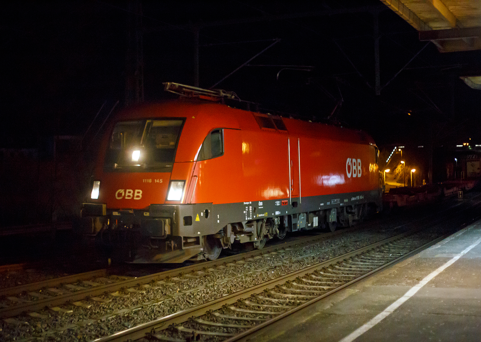 Fr�hmorgens in Betzdorf (Sieg)....
Die �BB 1116 1145 (91 81 1116 145-4 A-�BB) f�hrt am 21.03.2023 (4:19 Uhr) mit einem KLV-Zug durch Betzdorf (Sieg) in Richtung K�ln.

Der Taurus II, eine elektrische Universallokomotive vom Typ SIEMENS ES64U2 wurde 2003 von Siemens unter der Fabriknummer 20866 gebaut und an die �BB (�sterreichische Bundesbahnen) als 1116 145-2 geliefert. Sie hat die Zulassungen f�r �sterreich und Deutschland.
