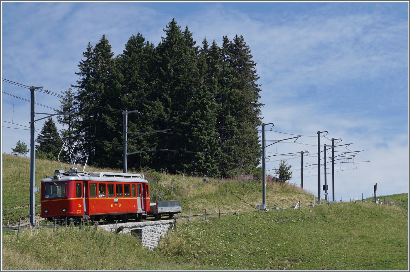 F�r das 125 Jahre Jubil�um der Bex - Villars - Col-de-Bretaye Bahn (BVB) wurde der 1944 in Betrieb genommen Triebwagen BDeh 2/4 N� 25 in der urspr�nglichen BVB Farbgebung lackiert. Der  Fl�che  absolviert nun im Jubil�ums-Sommer an einigen Tagen eine Hin- und R�ckfahrt von Villars-sur-Ollon zum Col-de-Bretaye. Das Bild zeigt den BDeh 2/4 25 zwischen Col-de-Soud und Haltestelle Villars-sur-Ollon Golf.

19. August 2023