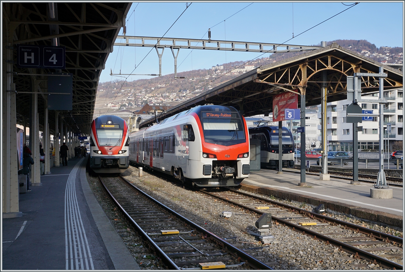 Für einige Tage verkehrte ein SBB Fernverkehr RABe 523.5  Mouette  auf der Train de Vignes Strecke. Hier ist er in Vevey zwischen einem SBB RABe 511 und eine CEV MVR ABeh 2/6 zu sehen. 

11. Feb. 2023