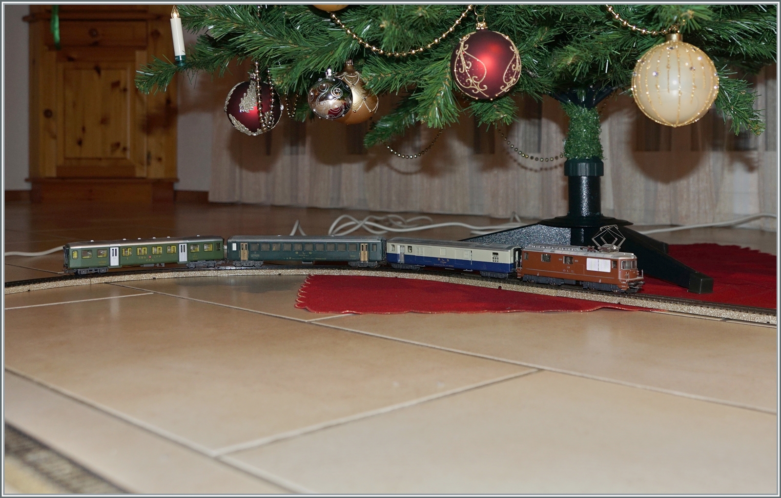 Für die nun beginnende Adventszeit wünsche ich allen ruhige, besinnliche Tage und natürlich  Frohe Weihnachten! 

(BLS Re 4/4 mit einem  Bummler  in der Weihnachtszeit)

26.12.2022