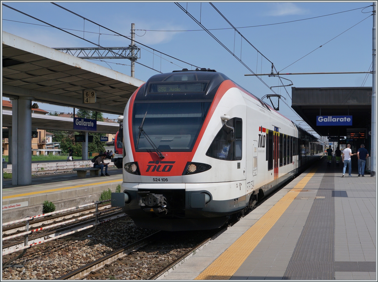 Gallarate - Zuerst dachte ich ich hätte mich verhört, oder es handele sich im eine  Druckfehler : die Zielstation des eintreffenden TLIO Flirt RABe 524 106 als S50 lautet Airolo! Des Rätsels Lösung: Gallarate liegt an der Simplonlinie, hat aber via Luino und Varesse Verbindungen Richtung Gotthard. Einige S 50 werden in der HVZ über Biasca hinaus bis nach Airolo geführt, und die TILO S50 beginnt in Malpensa.

23. Mai 2023


