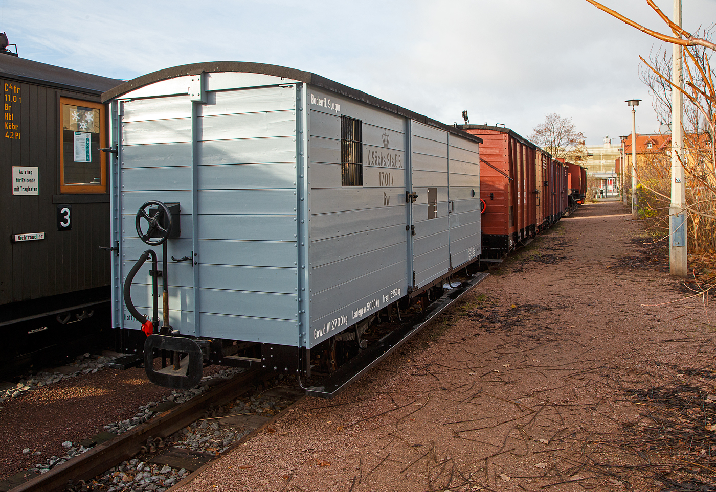 Gedeckter zweiachsiger 750 mm-Schmalspur Güterwagen, ex (Königlich Sächsische Staatseisenbahnen) K. Sächs. Sts. E. B. 1701 K, der Gattung Gw, der IG Verkehrsgeschichte Wilsdruff (Eigentümer), abgestellt am 07.12.2022 beim Schmalspur-Bahnhof Radebeul Ost auf dem Museumsgleis 6 der Traditionsbahn Radebeul e.V..

Der Wagen wurde 1892 in den Eigenen Werkstätten der K. Sächs. Sts.E.B. gebaut und unter der Nummer K.701 (Gattung 761) in dienstgestellt, 1899 erfolgte die Umzeichnung in 1701 K, ab 1927 als DRG K2853 geführt. Im Jahr 1928 wurde er an Privat verkauft und in der Nähe von Döbelnals als Gartenlaube verwendet. 2003 wurde er durch die IG Verkehrsgeschichte Wilsdruff geborgen und vom Verein zuerst als  Lagerraum genutzt, ab 2020 erfolgte der Wiederaufbau des Wagens nach Originalplänen als 1701K der K.Sächs.Sts.E.B. (um 1900). Eine Zulassung als Hilfspersonenwagen ist angestrebt.

TECHNISCHE DATEN:
Baujahr: 1892
Gattung: Gw (Sächs. Gattung 76)
Spurweite: 750 mm
Anzahl der Achsen: 2
Eigengewicht: 2.700 kg
Ladegewicht: 5.000 kg (Tragfähigkeit: 5,250 kg)
Ladefläche: 9 m²
