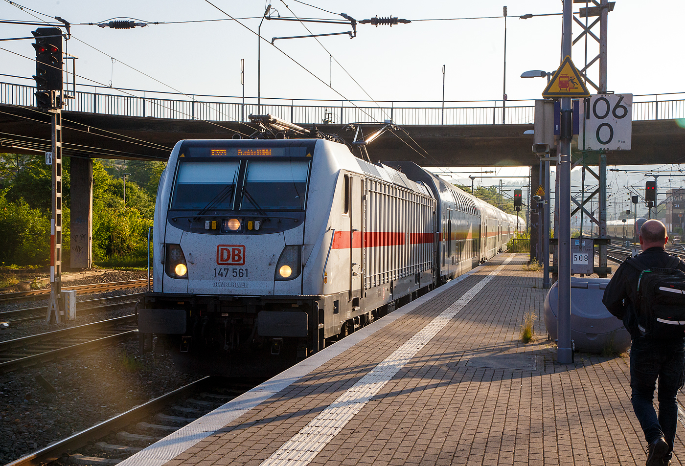 Geführt von der 147 561-5, eine TRAXX P160 AC3, erreicht der IC 2223 / RE 34 (Dortmund Hbf - Siegen Hbf – Frankfurt am Main Hbf), am 25. Mai 2023 pünktlich den Hauptbahnhof Siegen.

Im Hauptbahnhof Siegen machen die IC´s Kopf und fahren dann nach Personal- und Richtungswechsel in die entsprechende Richtung weiter.
