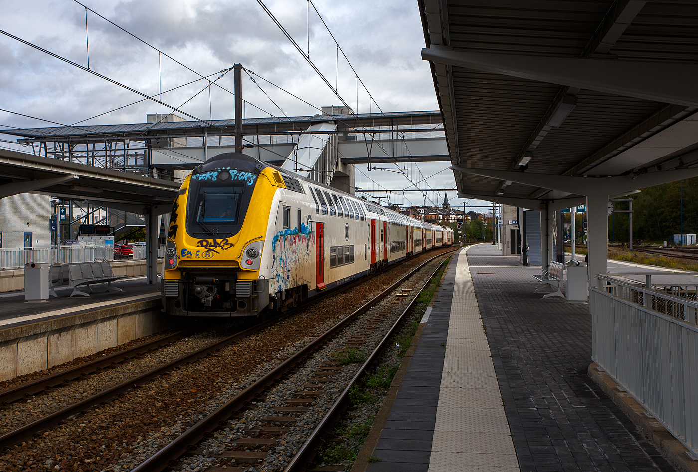 Gef�hrt von dem SNCB/NMBS - M7 Bmx TWINDEXX-Triebwagen 91 88 8696 10 7-0 B-B, ex 76107, f�hrt der IC 2811 von Knokke �ber Gent und Br�ssel nach L�ttich/Li�ge-Guillemins, am 21 Oktober 2025 vom Bahnhof Ans seinem baldigen Ziel entgegen.