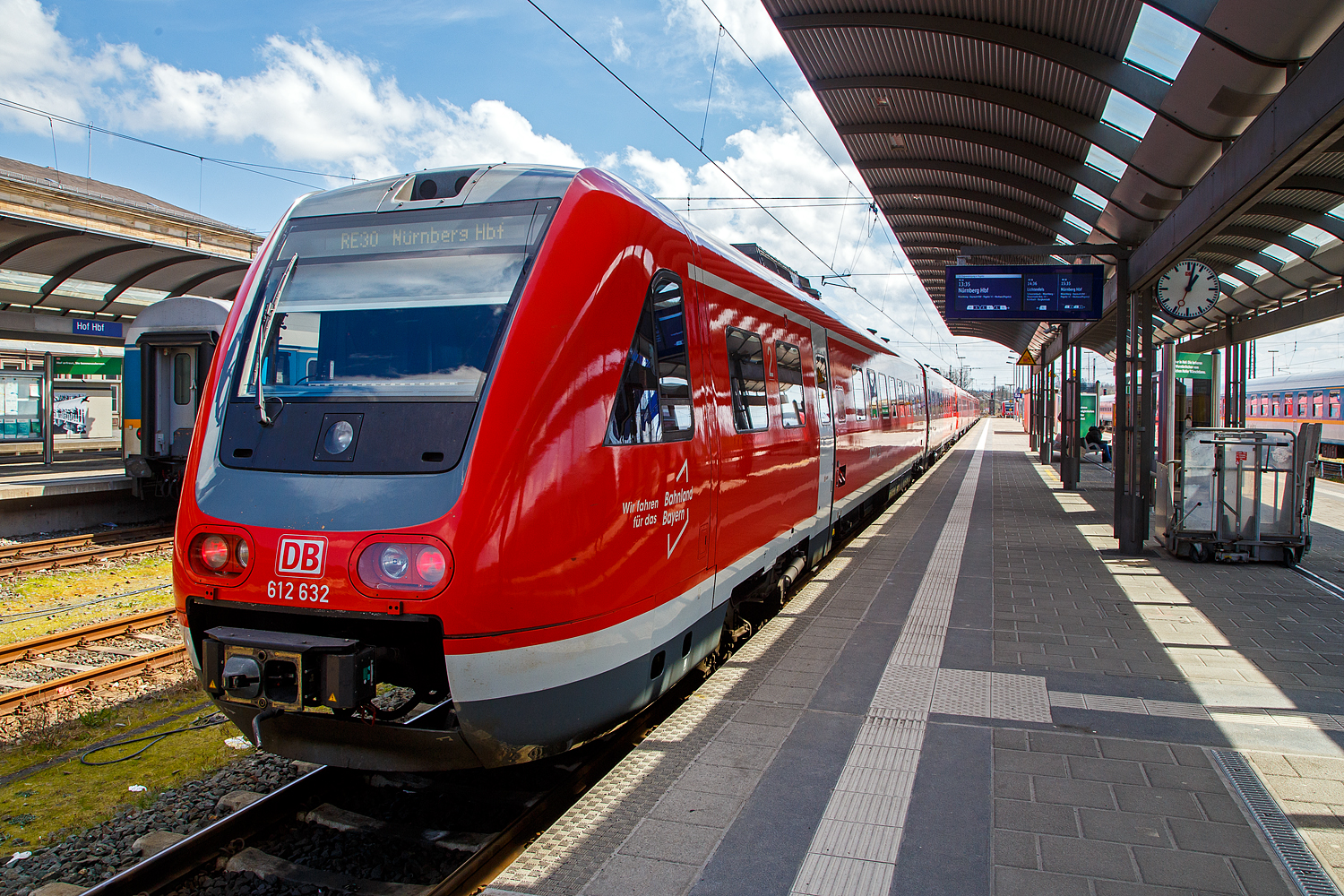 Gleich in Dreifachtraktion stehen 3 gekuppelte Dieseltriebwagen mit Neigetechnik der Baureihe 612 (Bombardier RegioSwinger) als RE 30 (Hof - Bayreuth - Pegnitz - N�rnberg) im Hbf Hof zur Abfahrt bereit. Im Bahnhof Pegnitz findet dann noch die Zugvereinigung mit dem RE 33 von Cheb CZ (Eger) �ber Marktredwitz nach N�rnberg statt, dann ist die maximale Traktion von vier Doppeltriebwagen erreicht.

�ber die selbstt�tigen Scharfenbergkupplungen an den F�hrerstandsenden lassen sich bis zu vier Doppeltriebwagen kuppeln und vielfachsteuern. Wenn beide Z�ge p�nktlich sind, bekommt man als Fahrgast davon wenig mit, denn das Kuppeln geht sehr schnell. Die Scharfenbergkupplungen verbinden die Druckluft- und Steuerleitungen selbstt�tig mit. Die Bordrechner der Triebz�ge stellen automatisch die Zugkonfiguration fest. F�r die Aufrechterhaltung gewisser Grundfunktionen wie Beleuchtung und Heizung ist jeder Triebwagen selbst verantwortlich. Es kann nicht in gr��erem Umfang elektrische Energie zwischen den Wageneinheiten ausgetauscht werden. �ber die Vielfachsteuerung gelangen Zustands- und St�rungsmeldungen zum aktiven F�hrerstand.