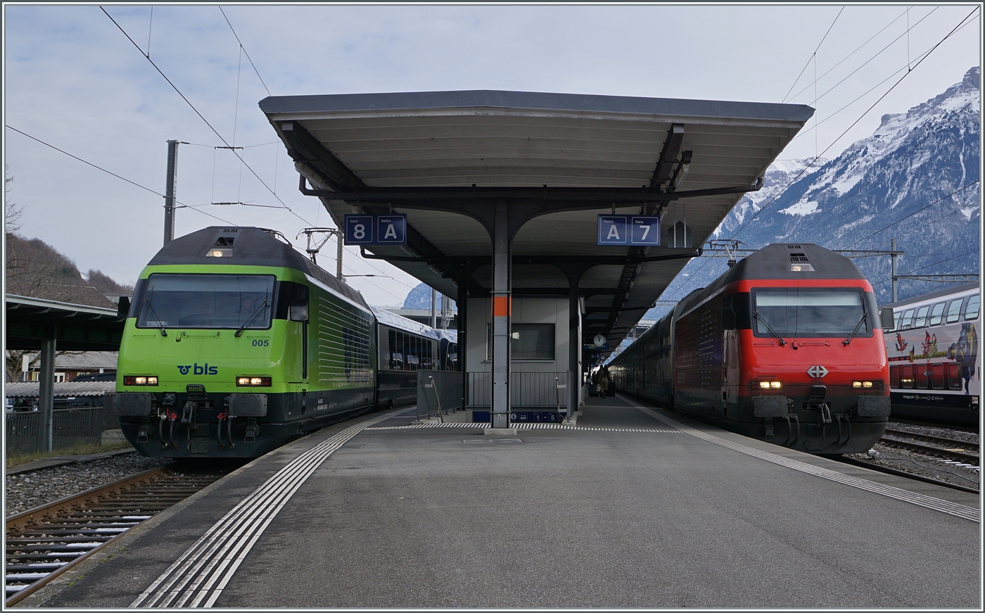 Gleich zwei Lok 2000 im Reisezugverkehr und erst noch von zwei verschiedenen Gesellschafen: In Interlaken Ost wartet die BLS Re 465 005 mit dem GoldenPass Express nach Montreux und eine SBB RE 460 mit einen IC nach Basel auf die Abfahrt. 

16. Jan. 2024