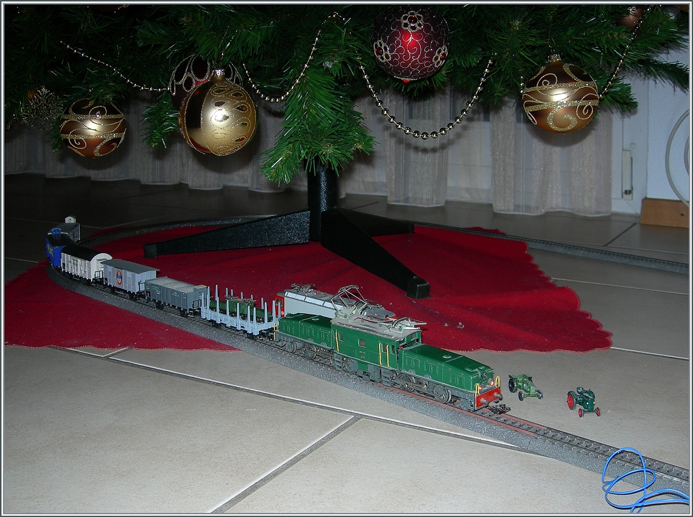 Gleich zwei Märklin Krokodil Loks sind auf meiner  Weihnacht Teppich Anlage  unterwegs ...

25. Dez. 2024