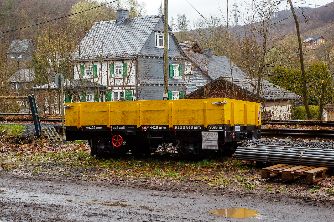 Gleiskraftwagenanh�nger GKW-A, Kleinwagen D-SESAF 99 80 9750 437-2 der SES Aus- und Fortbildung e.K. (Horst), abgestellt am 01.04.2023 beim Hp Gr�nebach Ort (an der Hellertalbahn).

TECHNISCHE DATEN:
Spurweite: 1.435 mm (Normalspur)
L�nge �ber Kupplung: 4.320 mm
Achsabstand: 2.000 mm
Laufraddurchmesser: 560 mm
L�nge der Ladefl�che: 3.450 mm
Eigengewicht: 3,4 t
Nutzlast: 8 t
Zul. Geschwindigkeit (Hg): 20 Km/h (urspr�nglich 60 km/h)
