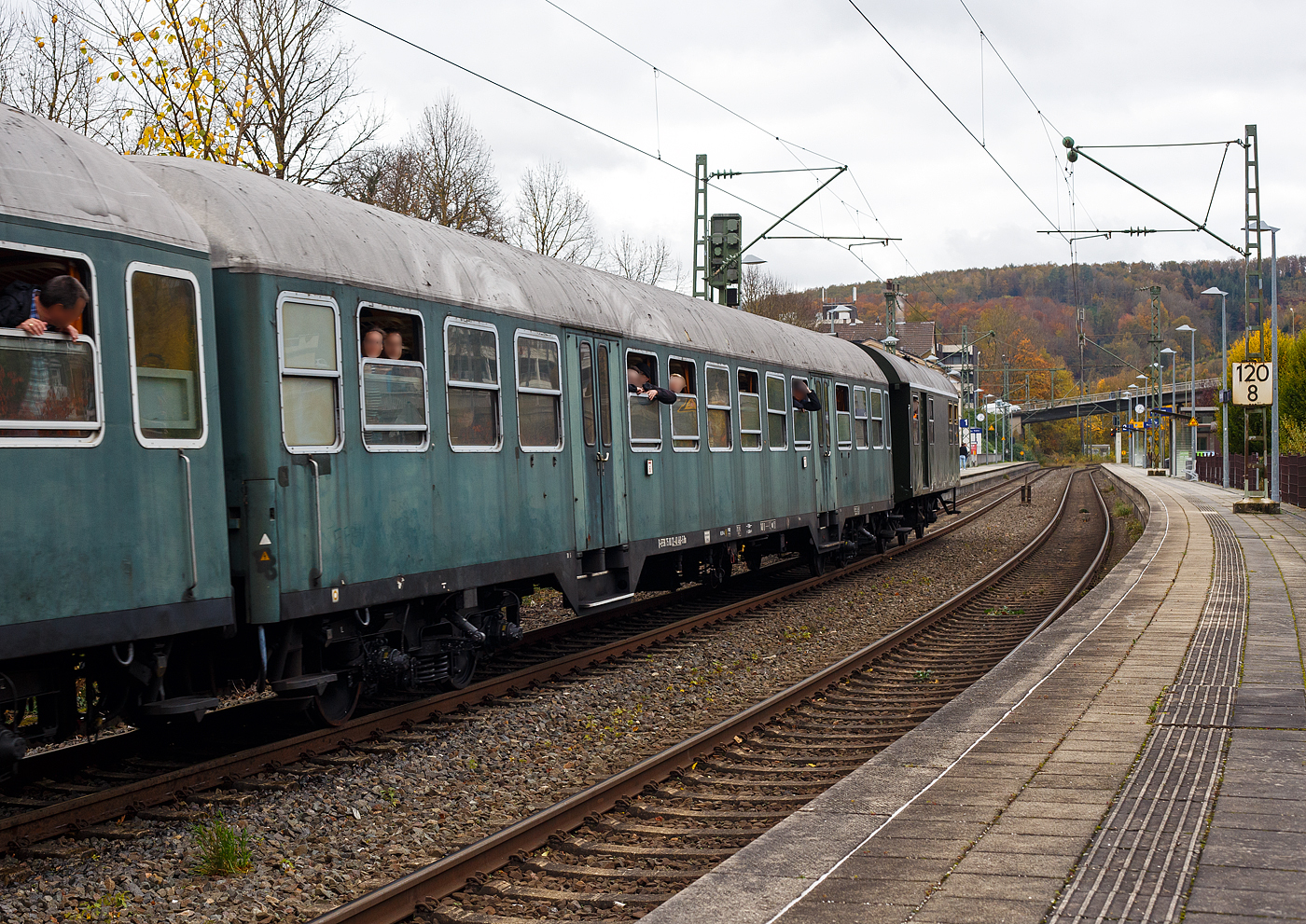 Großraumwagen  Luxemburger  bzw. ehemaliger CFL Wegmann-Wagen der 2. Klasse Großraumwagen D-EFSK 75 80 22-40 460-5 der Gattung Bn, der Eisenbahnfreunde Treysa e.V., am 02. November 2024 im Zugverband eines Dampfpendelzugs bei einer Zugdurchfahrt in Kirchen/Sieg.

Der Wagen wurde 1967 von der Waggonfabrik Wegmann & Co. in Kassel gebaut und als B12  CFL 2130 an die Nationale Gesellschaft der Luxemburgischen Eisenbahnen (CFL - Société Nationale des Chemins de Fer Luxembourgeois) geliefert, Später wurde er in CFL 50 82 22-10 360-0 B12 umgezeichnet, naxh einem Umbau wurde er zum CFL 50 82 22-40 460-2 B12, im Jahr 2008 ging er dann nach Deutschland an die Eisenbahnfreunde Treysa.

Im Jahr 2023 wurde der Wagen im ungarischen Ausbesserungswerk MVJ in Szombathely aufgearbeitet und hauptuntersucht. 

Mitte der 60er Jahre tauschte die Luxemburgische Staatsbahn CFL praktischen ihren gesamten Bestand an Personenwagen aus. Dafür wählte sie ein zu den deutschen Silberlingen praktisch baugleiches Modell. Die Sitzwagen besitzen zwei kleine Großräume an den beiden Wagenenden, mit je 24 Sitzplätzen in Sitzgruppen zu je vier Plätzen, sowie in Wagenmitte einen größeren Großraum mit 48 Sitzplätzen in der gleichen Anordnung der Sitzgruppen. Jeder Wagen besitzt zwei Toiletten.

Gefertigt wurden die Wagen in den Jahren 1965 und 1967 bei der Firma Wegmann in Kassel. Deutliche Unterschiede zu den Silberlingen sind die normale Lackierung und Wagen mit Dienst- und Gepäckabteil, die statt der Falttüren Schiebetüren besitzen. Auch die 1. Wagenklasse ist anders gestaltet: während die deutschen Wagen sie in der Wagenmitte in fünf Abteilen mit je 6 Sitzplätzen und Seitengang in diesem Bereich haben (ähnlich den reinen Abteilwagen), wählte Luxemburg die  Mogelpackung  mit nur anderen Sitzbezügen und Teppichböden, ansonsten aber mit der gleichen Großraumanordnung und auch gleichen Sitzabständen wie in der 2. Klasse. Manche der gemischtklassigen Wagen hatten die 1. Klasse auch nur über einem der beiden kleinen Großräume am Wagenende direkt über dem Drehgestell.

TECHNISCHE DATEN:
Hersteller: Wegmann in Kassel
Baujahr: 1967
Spurweite: 1.435 mm (Normalspur)
Achsfolge: 2'2'
Länge über Puffer: 26 400 mm
Wagenkastenlänge: 26.100 mm
Wagenkastenbreite: 2.825 mm
Höhe über Schienenoberkante: 4.050 mm
Drehzapfenabstand: 19.000 mm
Achsstand: 21.500 mm
Achsstand im Drehgestell: 2.500 mm
Drehgestellbauart: Minden-Deutz 420
Laufraddurchmesser: 950 mm (neu)
Leergewicht: 28,5 t
Sitzplätze: 96 (plus 4 Klappsitze)
Höchstgeschwindigkeit: 140 km/h
Toiletten: 2
Bremsenbauart: KNORR KE-GP-A
Kleinster befahrbarer Glesibogen: R= 140 m
Besonderheiten: Die Wagen haben Dampf- und Elektroheizung sowie Türblockierung.
