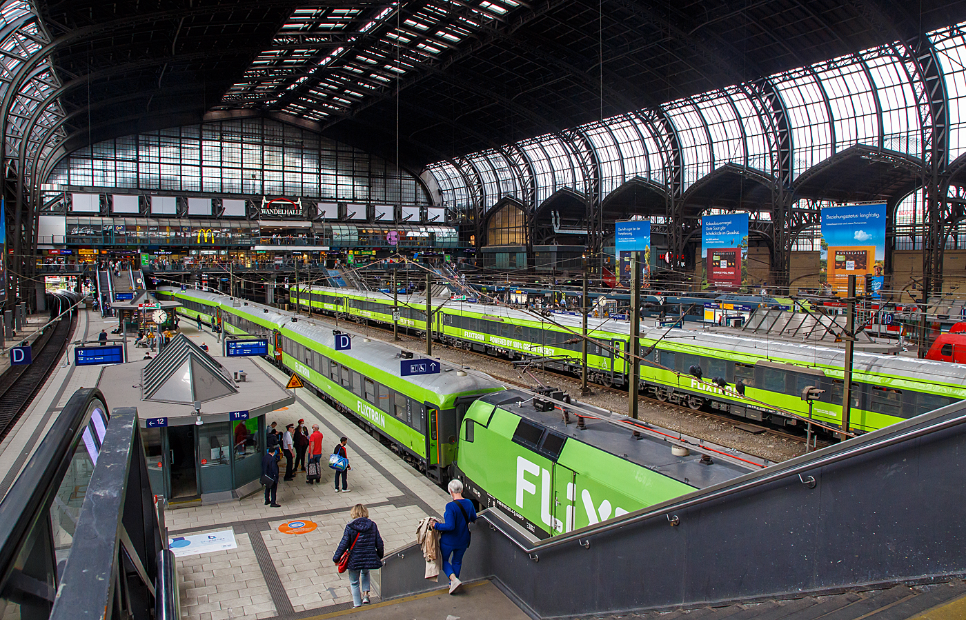Hamburg Hauptbahnhof am 16 Mai 2022, hier sind gleich zwei FlixTrain eingefahren, links der FlixTrain FLX 20 von Hamburg, via Bremen, Münster und Düsseldorf nach Kön Hbf, rechts der FlixTrain FLX 35 von Hamburg, via Berlin nach Leipzig Hbf.