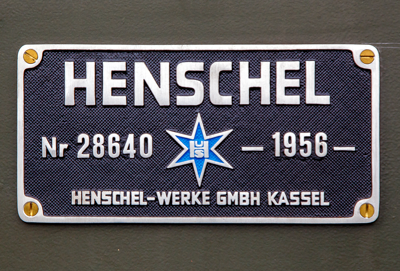 Henschel-Fabrikschild der Henschel DH 360 ehem. der Bundeswehr, Fabriknummer 28640, am 03.07.2023 beim Lokschuppen vom Erlebnisbahnhof Westerwald der Westerwälder Eisenbahnfreunde 44 508 e. V. in Westerburg, hier war Lokschuppen-/Sommerfest.