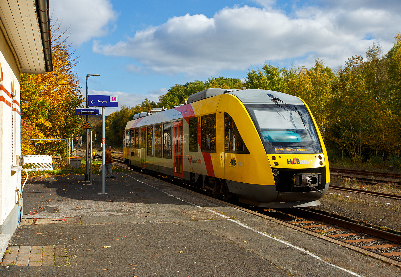 Herbst im Hellertal, der VT 205 ABp (95 80 0640 105-2 D-HEB), in Alstom Coradia LINT 27 der HLB (Hessische Landesbahn) / 3LänderBahn, hat am 14 Oktober 2025, als RB 96  Hellertalbahn“ (Betzdorf – Herdorf – Neunkirchen/Siegerland), den Bahnhof Herdorf erreicht.

Der LINT 27 wurde 2004 von ALSTOM Transport Deutschland GmbH (vormals LHB - Linke-Hofmann-Busch GmbH) in Salzgitter-Watenstedt unter der Fabriknummer 1187-005 gebaut und als VT 205 an die vectus Verkehrsgesellschaft mbH geliefert. Mit dem Fahrplanwechsel zum Dezember 2014 wurden alle Fahrzeuge der vectus von der HLB übernommen.