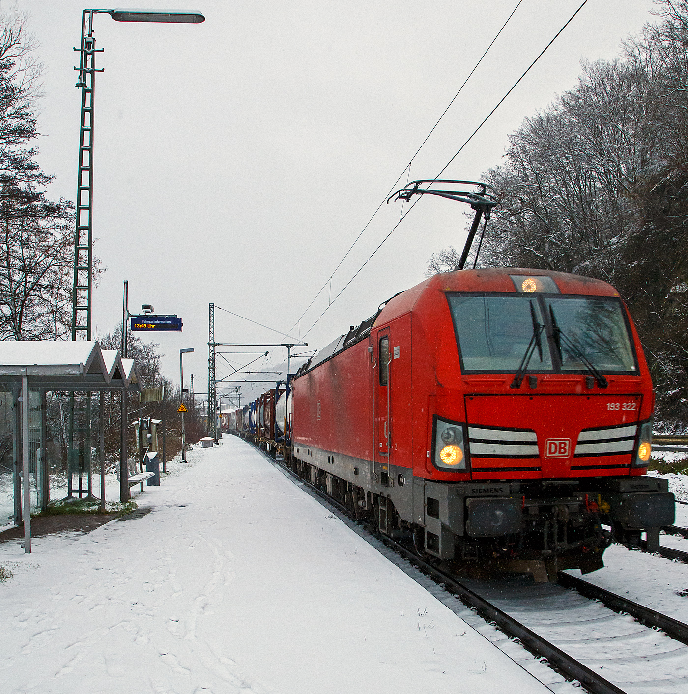 Heute hat es etwas geschneit und es schneit noch.... 
Die 193 322-5 (91 80 6193 322-5 D-DB) der DB Cargo AG fährt am 19.01.2023 mit einem „HUPAC“ KLV-Zug durch den Bahnhof Scheuerfeld (Sieg) in Richtung Köln.

Die Siemens Vectron MS (200 km/h - 6.4 MW) wurden 2018 von Siemens unter der Fabriknummer 22447 und gebaut, sie hat die Zulassungen für Deutschland, Österreich, Schweiz, Italien und die Niederlande (D/A/CH/I/NL).
