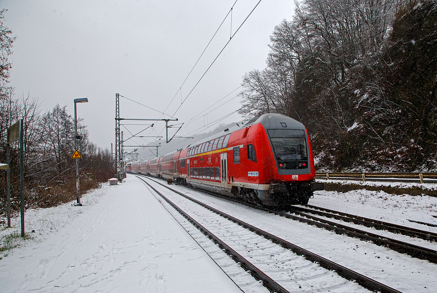 Heute hat es etwas geschneit und es schneit noch.... 
Die 111 168-1 (91 80 6111 168-1 D-DB) der DB Regio NRW rauscht am 19.01.2023 mit dem RE 9 rsx - Rhein-Sieg-Express (Aachen – Köln – Siegen), etwas verspätet durch den Bahnhof Scheuerfeld (Sieg) in Richtung Betzdorf.

Die Lok wurde 1980 von Henschel & Sohn in Kassel unter der Fabriknummer 32441 gebaut. Aktuell wird sie DB Gebrauchtzug am Markt zum Kauf angeboten.