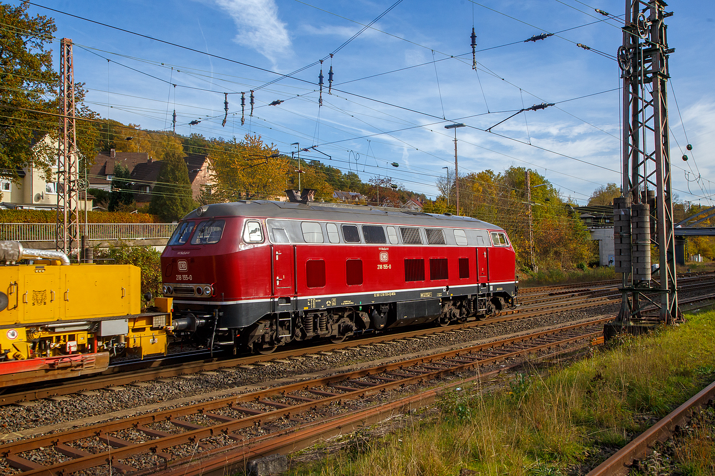 Heute hatte der Fotograf nochmal Glück....
Die 218 155-0 (92 80 1218 155-0 D-NESA) der NeSA Eisenbahn-Betriebsgesellschaft Neckar-Schwarzwald-Alb mbH, ex DB 218 155-0, fährt am 30.10.2022, mit zwei Gleisunterhaltungs Maschinen der Schweerbau durch Kreuztal in Richtung Süden. Am Haken waren die Plasser & Theurer Schotterplanier- und Profilierungsmaschinen SSP 110 SW, Schweres Nebenfahrzeug Nr. D-SBAU 99 80 94 25 049-0 und dahinter der Plasser & Theurer Dynamic Stopfexpress 09-3X, Schweres Nebenfahrzeug Nr. D-SBAU 99 80 91 21 019-0.

Die V 164 wurde 1971 von der Krauss-Maffei AG in München-Allach unter der Fabriknummer 19531 gebaut und an die Deutsche Bundesbahn geliefert. Im Jahr 2017 wurde sie bei der DB AG ausgemustert und an die NeSA verkauft.

Nachmals einen lieben Gruß zurück!!!