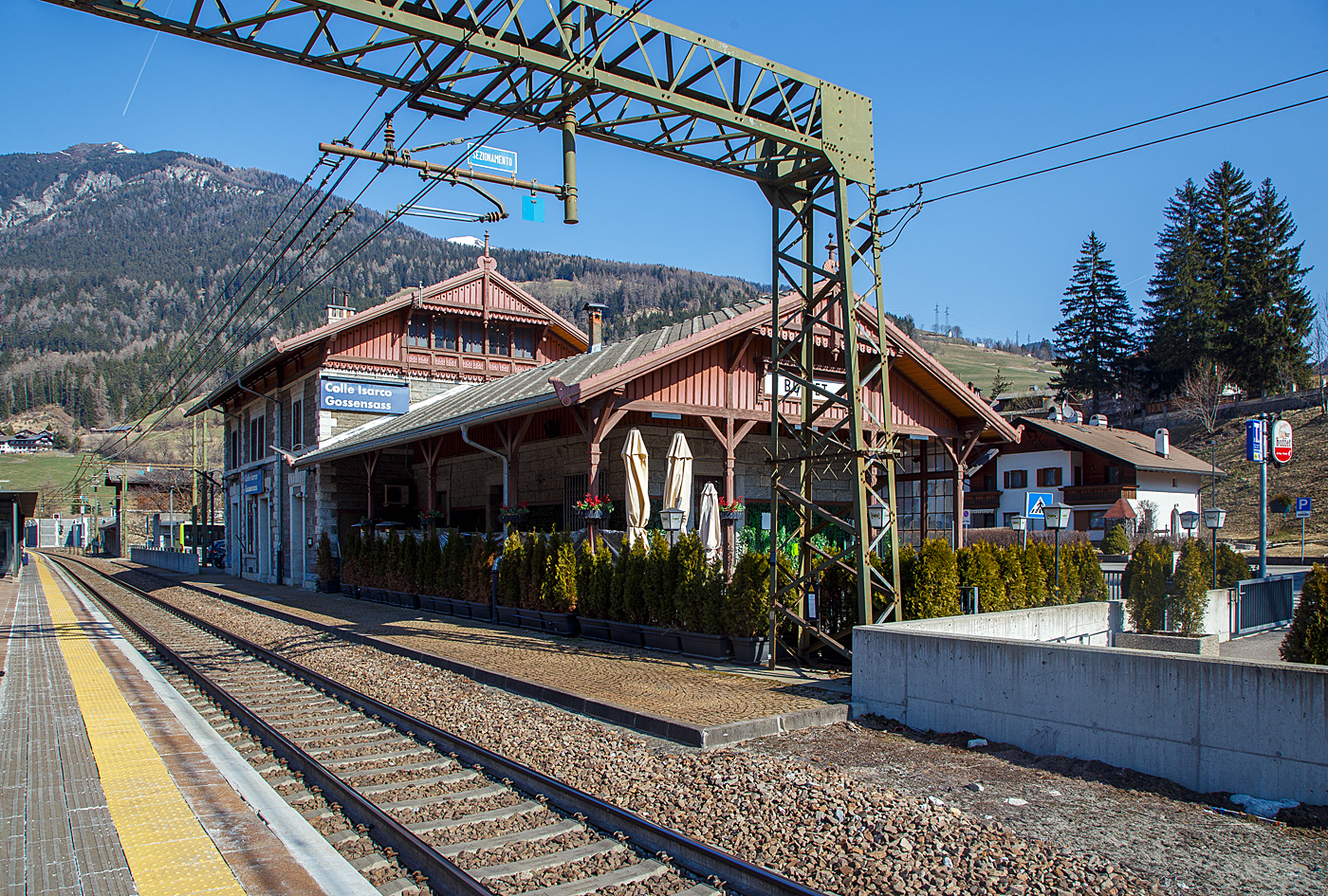 Hier kann man auch den Espresso genießen....
Der Bahnhof Gossensaß / Colle Isarco (Südtirol, amtlich Autonome Provinz Bozen – Südtirol) an der Brennerbahn am 27.03.2022. Hier von der gleisseite, Blickrichtung Brenner. 

Der Bahnhof Gossensaß ist der erste Haltepunkt im Wipptal südlich des Brennerpasses, zu dem die Bahnstrecke von hier aus über den Pflerschtunnel ansteigt. Er liegt auf 1.066,9 m Höhe nahe dem Zentrum von Gossensaß, dem Hauptort der Gemeinde Brenner.Der Bahnhof wurde 1867 zusammen mit dem gesamten Abschnitt der Brennerbahn zwischen Innsbruck und Bozen in Betrieb genommen. Durch ihn erlebte Gossensaß bis zum Ersten Weltkrieg seine Blütezeit als bekannter Touristenort. 