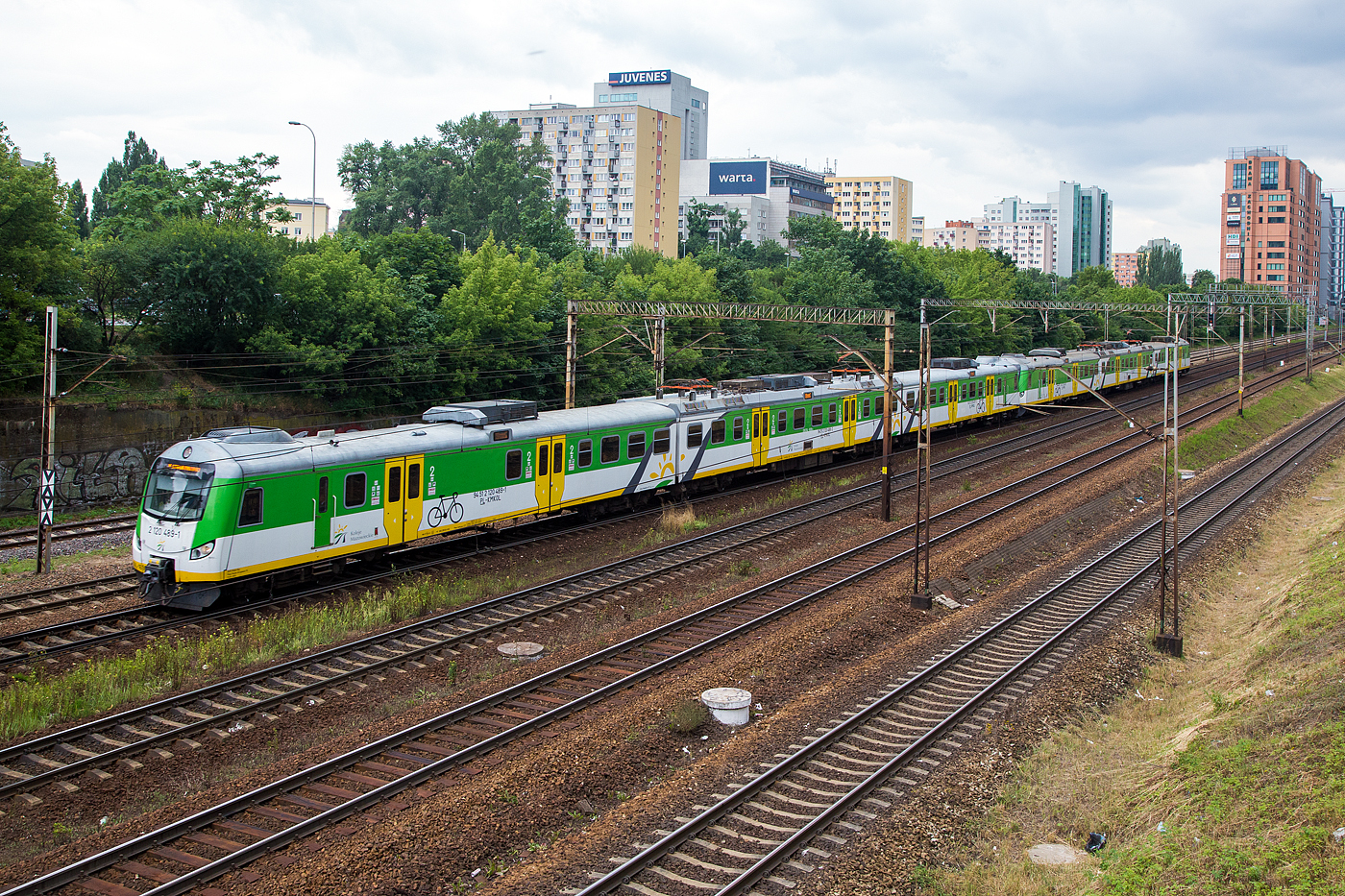 Hier nun in der Modernisierung AL:
Zwei gekuppelte dreiteilige elektrische Triebzüge vom Typ modernisierte Pafawag 5B/6B der Koleje Mazowieckie - KMKOL (Masowische Eisenbahnen), erreichen am 26 Juni 2017 den Bahnhof Warszawa Ochota (in Warschau) verlassen. Hier vorne der EN57AL-1698 (2 120 489-1), sowie ein weiterer EN57AL.

Die Koleje Mazowieckie (KM) führt  seit 2005 den Regionalverkehr in der Woiwodschaft Masowien auf dem Gleisnetz der PKP PLK durchführt.