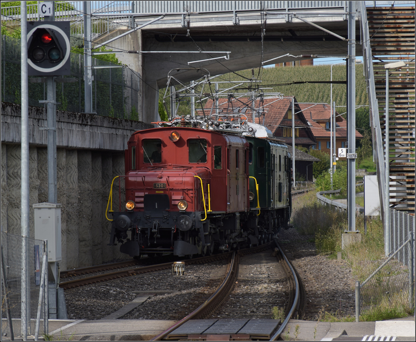 Historische Seethalbahn in Aktion.

Der Museumszug mit Seetalkrokodil De 6/6 15301, A 3/5 10217 und den Seetalwagen fährt nach Waldibrücke ein. September 2024.