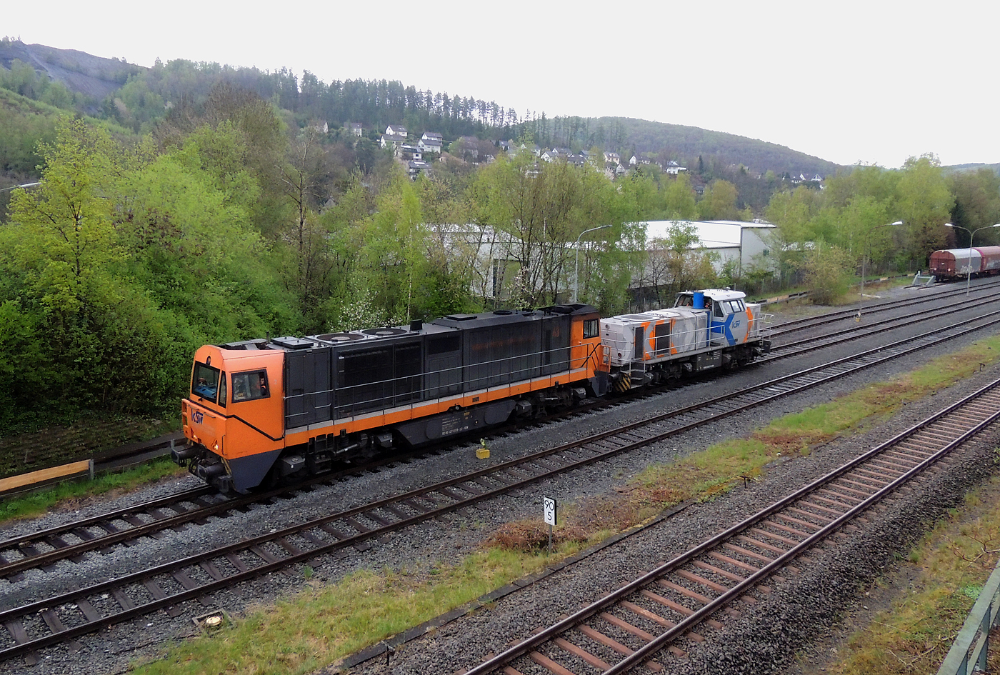 Hochbetrieb in Herdorf am 23 April 2025:
Nach getaner Arbeit fahren nun die beiden Loks der KSW (Kreisbahn Siegen-Wittgenstein) die KSW 43 (92 80 1273 018-2 D-KSW) die asymmetrische Vossloh G 2000 BB und die KSW 47 (92 80 1271 027-5 D-KSW), ex D 2 der HFM, eine Vossloh G 1000 BB, geneinsam als Lokzug vom KSW-Rangierbahnhof (Betriebsstätte FGE - Freien Grunder Eisenbahn) wieder zurück in Richtung Betzdorf/Sieg. 