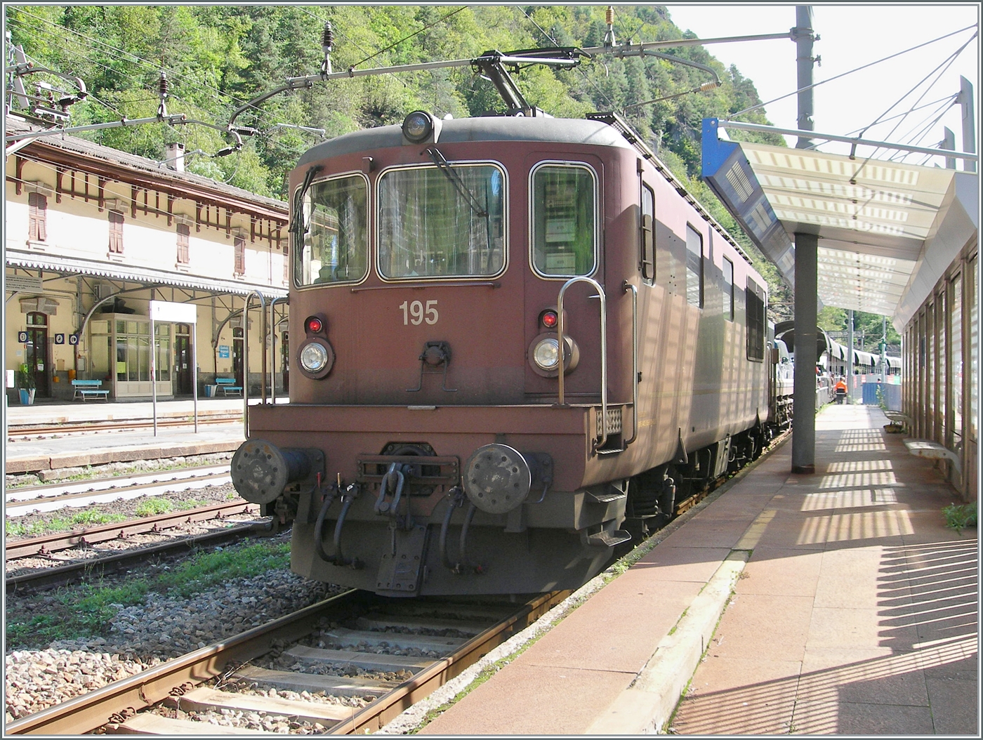 Ich habe meine kleine Digi Knipse von 2006 wieder aktiviert und die leistet wirklich gute Dienste in Iselle beim Fotografieren der Autotunnelzugs, da dazu das kleine Objektiv durch den Gitterrost des Absperrzauns passt. 

Das Bild zeigt die gerade aus Brig mit ihrem Autotunnelzug (AT3) in Iselle angekommene BLS Re 4/4 195. 

12. September 2004  