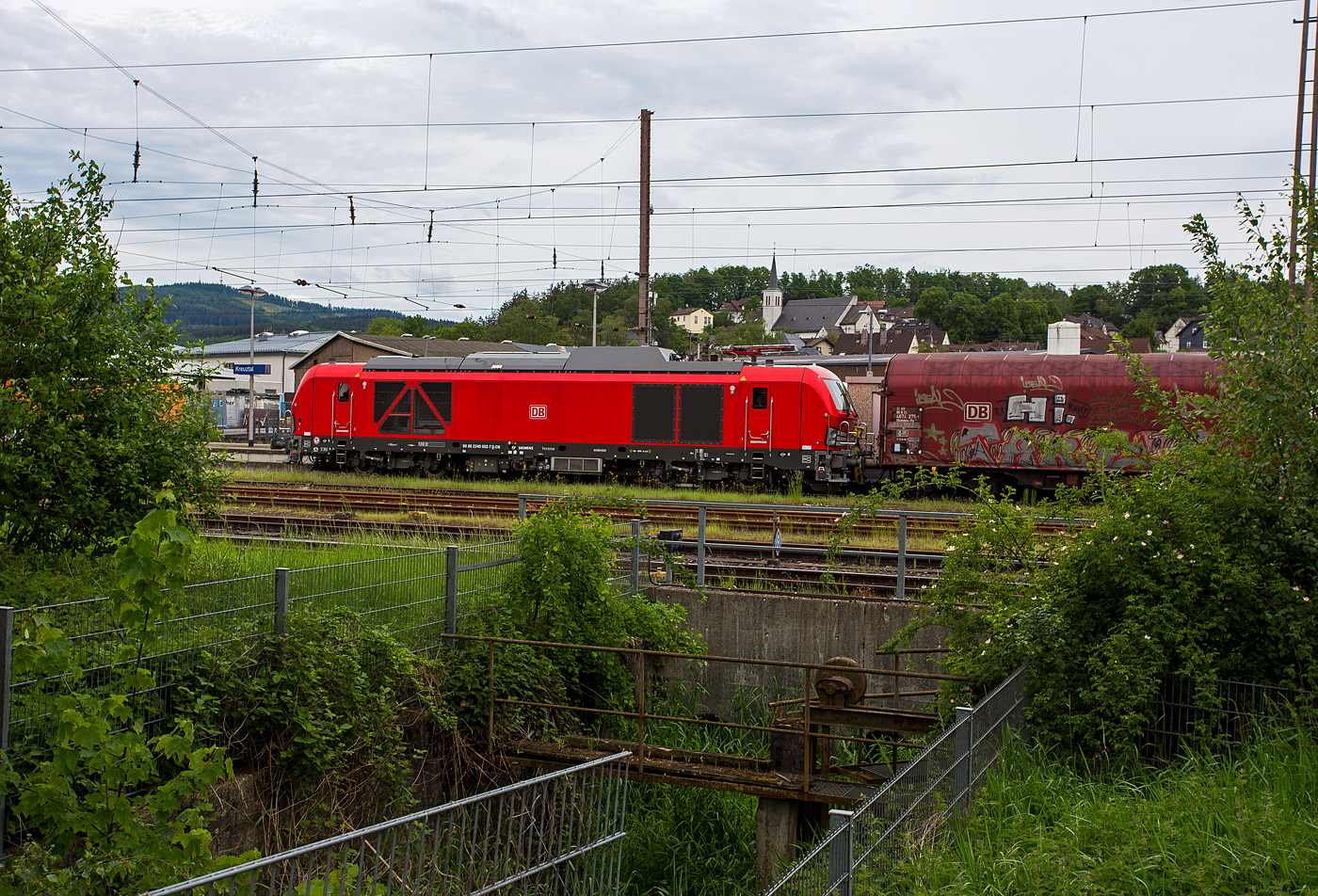 Ich war schon �berrascht dass ich diese neuen Zweikraftlokomotiven „Siemens Vectron Dual Mode light“ (BR 249) der DB Cargo AG in Kreuztal nun schon sehen konnte und dann auch gleich 3 St�ck. Am 21 Mai 2024 waren hier die 249 002-7 (0 80 2249 002-7 D-DB), die 249 003-5 (90 80 2249 003-5 D-DB) und die 249 006-8 (90 80 2249 006-8 D-DB).

Hier dr�ckt die 249 002-7 (0 80 2249 002-7 D-DB) der DB Cargo AG einen G�terzug im Last-Mile-Modus (mit Dieselantrieb) vom Abstellbereich beim Bahnhof Kreuztal zum Rangierbahnhof (Rbf Kreuztal). Da hier Oberleitungen vorhanden sind, w�re eigentlich der Last-Mile-Modus (Dieselantrieb) nicht n�tig, aber vermutlich war es ein Test- bzw. Schulungsbetrieb.

Die Vectron Dual Mode light 249 002-7 der Baureihe 249 wurden 2022 von Siemens Mobility GmbH in M�nchen-Allach unter der Fabriknummer 23060 gebaut. Die Lok war von Ende Mai 2022 erst durch Siemens Mobility GmbH, als 90 80 2249 002-7 D-SDEHC registriert/eingestellt. Erst nach der Abnahme durch die DB Cargo und den Verkauf an diese im M�rz 2024 wurde sie als 90 80 2249 003-5 D-DB eingestellt. Die Loks der Baureihe 249 haben die Zulassung f�r Deutschland und eine H�chstgeschwindigkeit von 120 km/h.

Diese Lokomotivbaureihe wird man bald auf deutschen Gleisen wohl oft sehen k�nnen. Denn die DB Cargo erneuert seine Rangier- und Strecken-Lokflotte und beschafft neue Zweikraftlokomotiven der BR 249, als Ersatz f�r die �lteren Diesellokomotiven der Reihe 294 (V 90). Es wurde Rahmenvertrag mit dem Hersteller Siemens Mobility �ber bis zu 400 Fahrzeuge, die einem Investitionsvolumen von deutlich �ber einer Milliarde Euro entsprechen, angeschlossen. Geliefert werden Lokomotiven vom Typ Vectron Dual Mode light mit spezifischen Anpassungen f�r das von DB Cargo geplante Einsatzspektrum. 
Zun�chst bestellt die DB Cargo 150 Loks der Baureihe 249. Diese DB Loks sind aber stark modifiziert, so betr�gt bei ihnen die Achslast maximal 21 t (statt 22,5 t). Sie besitzen in den F�hrerst�nden jeweils einen zus�tzlichen Seitenfahrschalter sowie ein Schwanenhalsmikrofon. Weitere Unterschiede sind die Ausr�stung mit Rangierkupplungen Rk900, Rangiertritten neben den Puffern, zus�tzlichen �berwachungskameras zur �berwachung des Raumes zwischen den Lokomotiven und Warnleuchten f�r den Betrieb mit Funkfernsteuerung.

Die Loks der Baureihe 249 (Vectron Dual Mode light) besitzen gegen�ber der BR 248 einem kleineren Dieselmotor von Cummins (QST 30-L) mit einer Leistung von 950 kW (anstatt des MTU 16V 4000 R84 mit 2.400 kW Leistung). Allein durch den kleineren Motor wurden ca. 5,5 t Gewicht eingespart.  So ist die speziell f�r die Anforderungen von DB Cargo optimierte „Vectron Dual Mode light“ imehrere Tonnen leichter als herk�mmliche Modelle und kann so auch auf Nebenstrecken und Gleisanschl�ssen mit geringerer Traglast eingesetzt werden. Diese Eigenschaften machen sie besonders geeignet f�r den Einzelwagenverkehr, der durch die Reduzierung des Lokwechsels schneller und effizienter wird-

TECHNISCHE DATEN der Vectron Dual Mode light (BR 249)
Einsatzbereich: G�terverkehr und Zugbildung
Spurweite: 1.435 mm (Normalspur)
Achsformel: Bo'Bo'
L�nge �ber Puffer: 20 510 mm
Drehzapfenabstand: 10.800 mm
Achsabstand im Drehgestell: 2.700 mm
Breite: 3.020mm
H�he:  4.220 mm
Raddurchmesser : 1.100 mm (neu) / 1.020 mm (abgenutzt)
Gewicht:  84 t (bei vollen Vorr�ten)
Achslast: 21 t
Spannungssysteme (bei E-Betrieb): 15 kV, 16,7 Hz
Dieselmotor: Gedrosselten  V12-Zylinder -Viertakt-Dieselmotor mit Turboaufladung und Ladeluftk�hlung, vom Typ Cummins QST 30-L
Dieselmotorleistung an der Kurbelwelle (gedrosselt): 950 kW (1.291 PS)
max. Dieselmotorleistung (Kw): 1.119 kW (1.521 PS)
Motorhubraum 30,5 Liter (Bohrung 140 mm x Hub 165 mm)
Dieselmotor Nenndrehzahl: 2.100 U/min
Dieselmotor Motorgewicht (trocken): 3.555 kg
Max. Leistung am Rad E-Antrieb: 2.210 kW  (3.005 PS)
Max. Leistung am Rad Dieselbetrieb: 750 kW (1.020 PS) / max. 926 kW m�glich
H�chstgeschwindigkeit:120 km/h
Antriebsart: elektrisch oder dieselelektrisch
Kraft�bertragung :Teilabgefederter Antrieb (Ritzelhohlwellenantrieb)
Kraftstoffbeh�lter Nutzvolumen: 1.500 Liter
Anfahrzugskraft:  300 kN
Elektrische Bremskraft: 150 kN
Elektrische Bremsleistung (am Rad): E-Betrieb 2.210 kW / Dieselbetrieb 1.000 kW
Doppeltraktion: �ber WTB �BB mit typgleichen Fahrzeugen 
Zugsicherung: PZB / f�r ETCS vorbereitet
