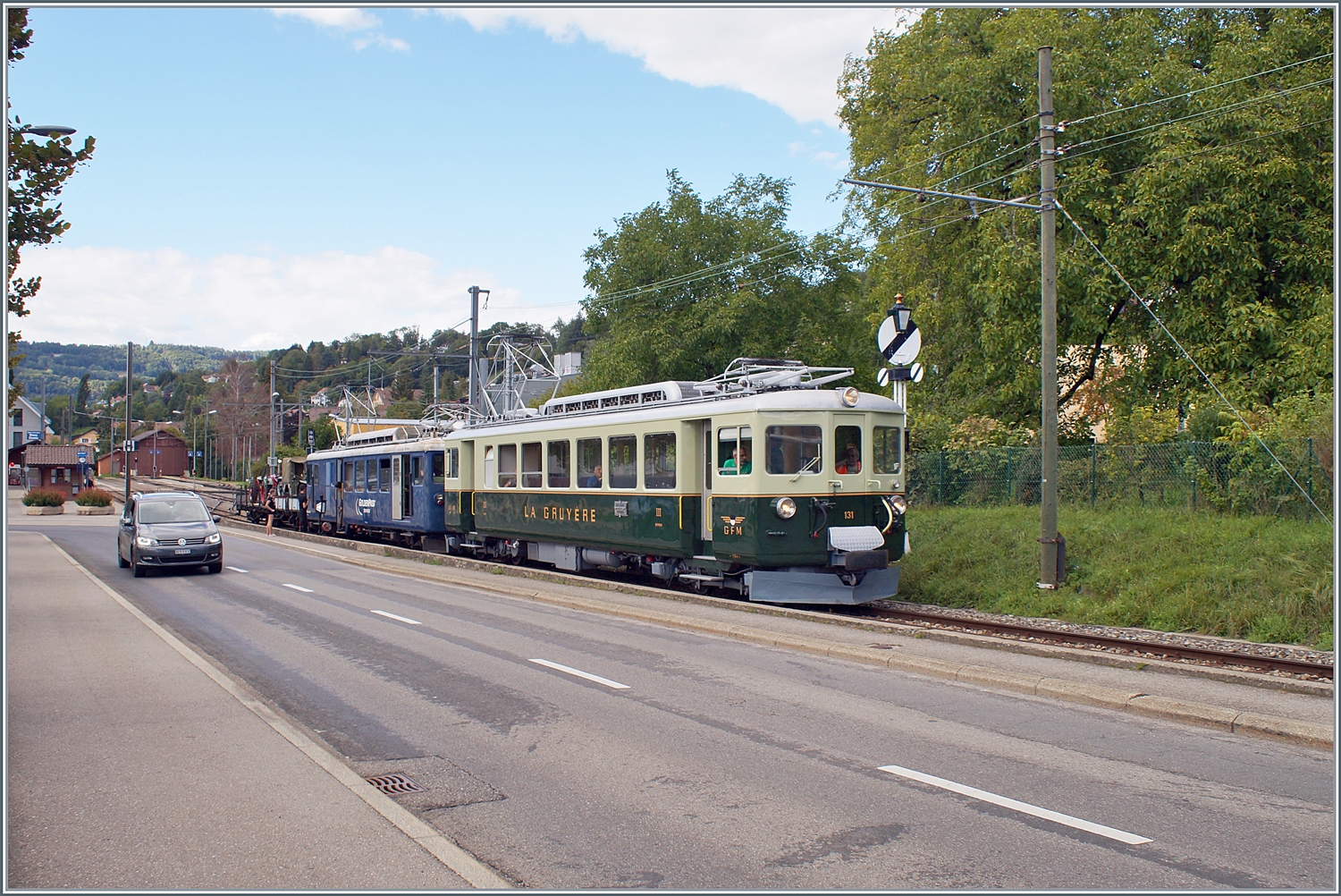  Il était une fois... les années 40 / Es war einmal: die 40er Jahre  - ein Einstimmungsbild für das traditionelle Blonay-Chamby September Wochenende, welches dieses Jahr am 10./11. Sept. 2022 stattfindet.

Der GFM Ce 4/4 131 mit dem MOB BDe 4/4 3002 verlassen Blonay mit einem kurzen Güterzug in Richtung Chaulin.

9. Sept. 2022