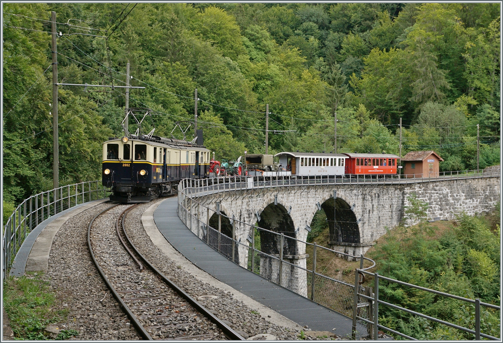 Il était une fois... les années 40 / Es war einmal: die 40er Jahre  - In jener Zeit herrschte ein gewisser Mangel und so wurden auch edle Triebfahrzeuge zu  normalen  Einsätzen herangezogen, wie z.B. die MOB FZe 6/6 2002, die mit einem gemischten Reise/Güterzug auf dem Baye de Clarens Viadukt auf dem Weg nach Blonay ist. Eher unwahrscheinlich ist jedoch, dass in der neutralen Schweiz Amerikanische Militärfahrzeuge transportiert wurden, obwohl die gleiche neutrale Schweiz der DRG einige C 5/6  vermietete ... 

10. Sept. 2022