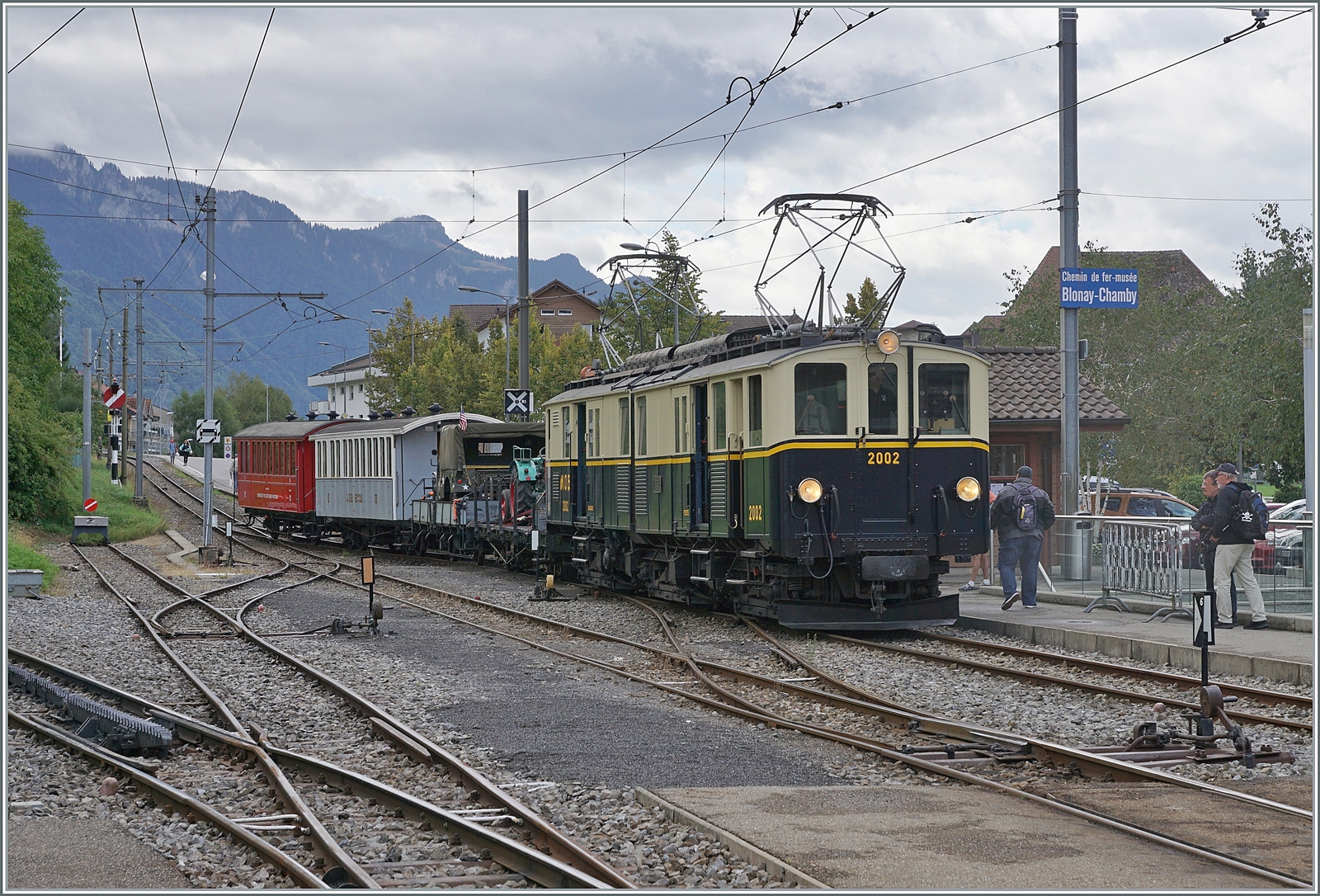  Il était une fois... les années 40 / Es war einmal: die 40er Jahre  - In jener Zeit herrschte ein gewisser Mangel und so wurden auch edle Triebfahrzeuge zu  normalen  Einsätzen herangezogen, wie z.B. die MOB FZe 6/6 2002, die mit einem gemischten Reise/Güterzug als erster Zug des Tages Blonay erreicht hat.

10. Sept. 2022 